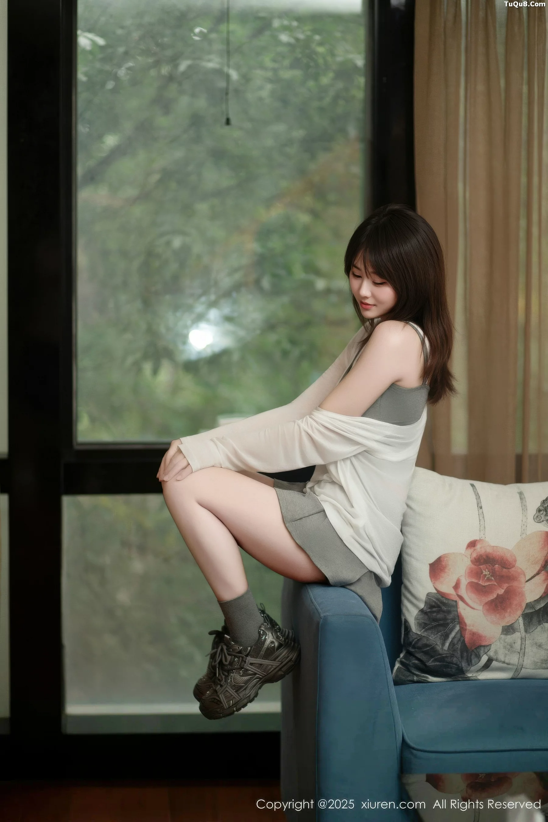   [XiuRen]高清写真图 2025.10.10 No.10845 炎恬kitty 浅色短裙第12张图片