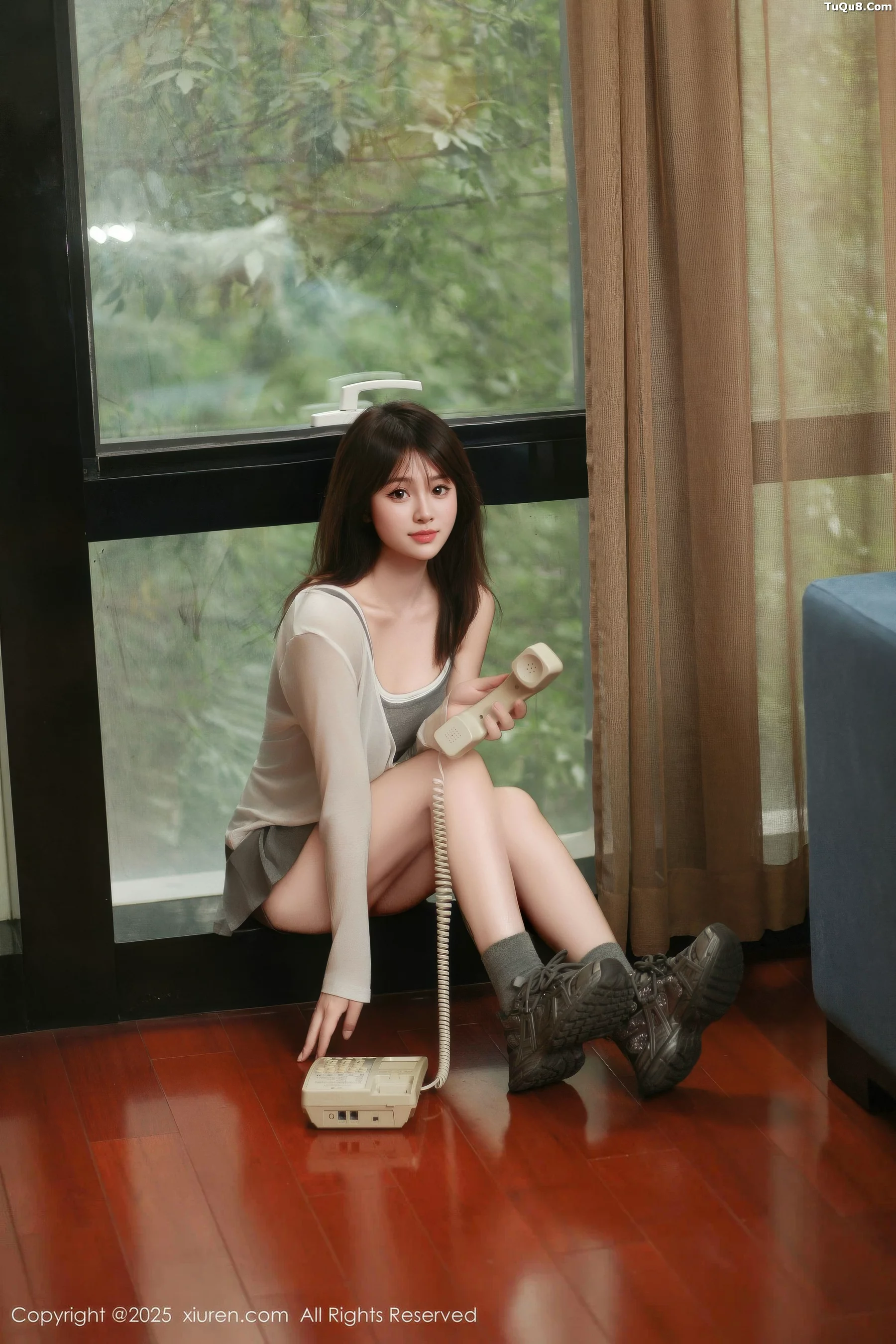   [XiuRen]高清写真图 2025.10.10 No.10845 炎恬kitty 浅色短裙第18张图片