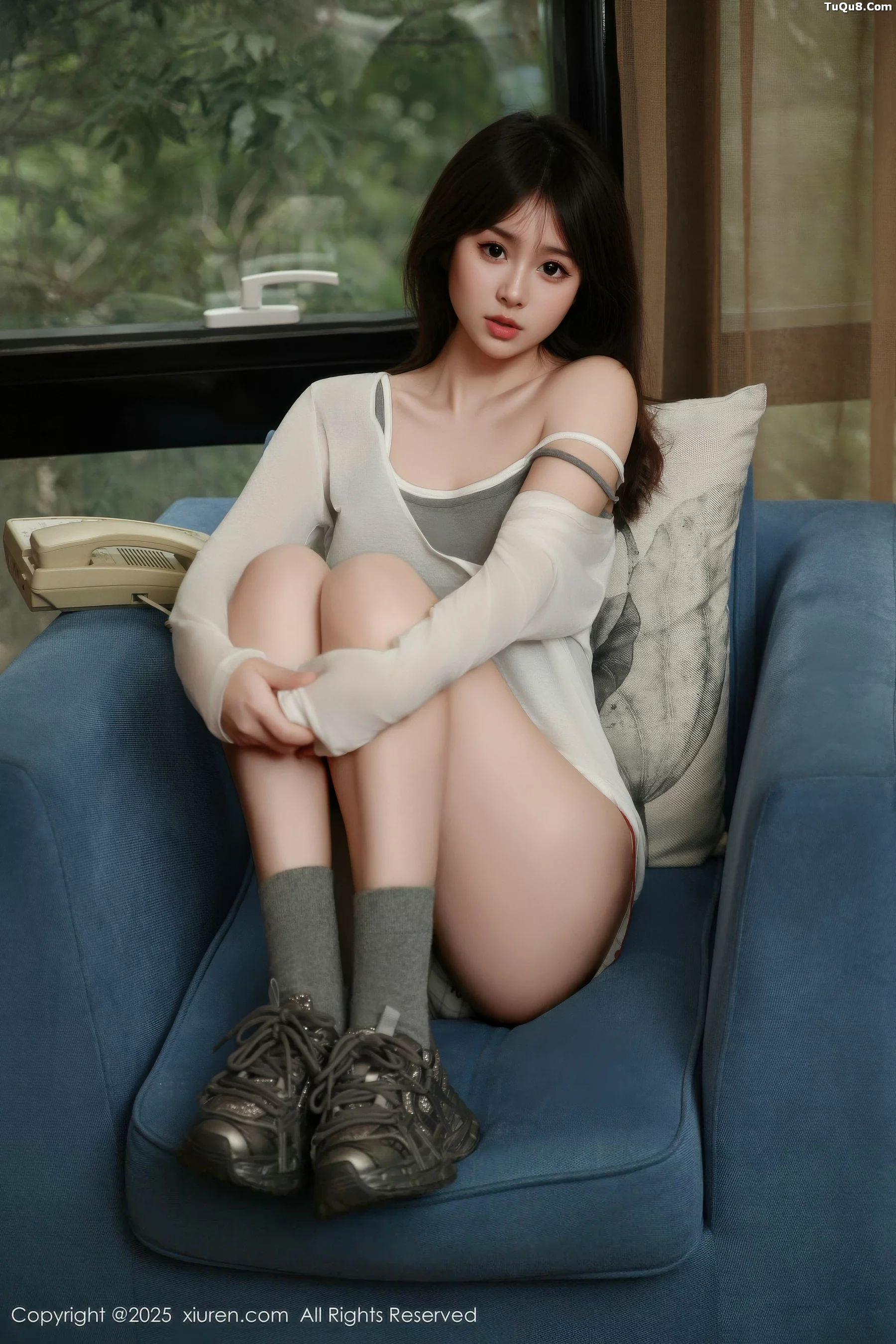   [XiuRen]高清写真图 2025.10.10 No.10845 炎恬kitty 浅色短裙第42张图片