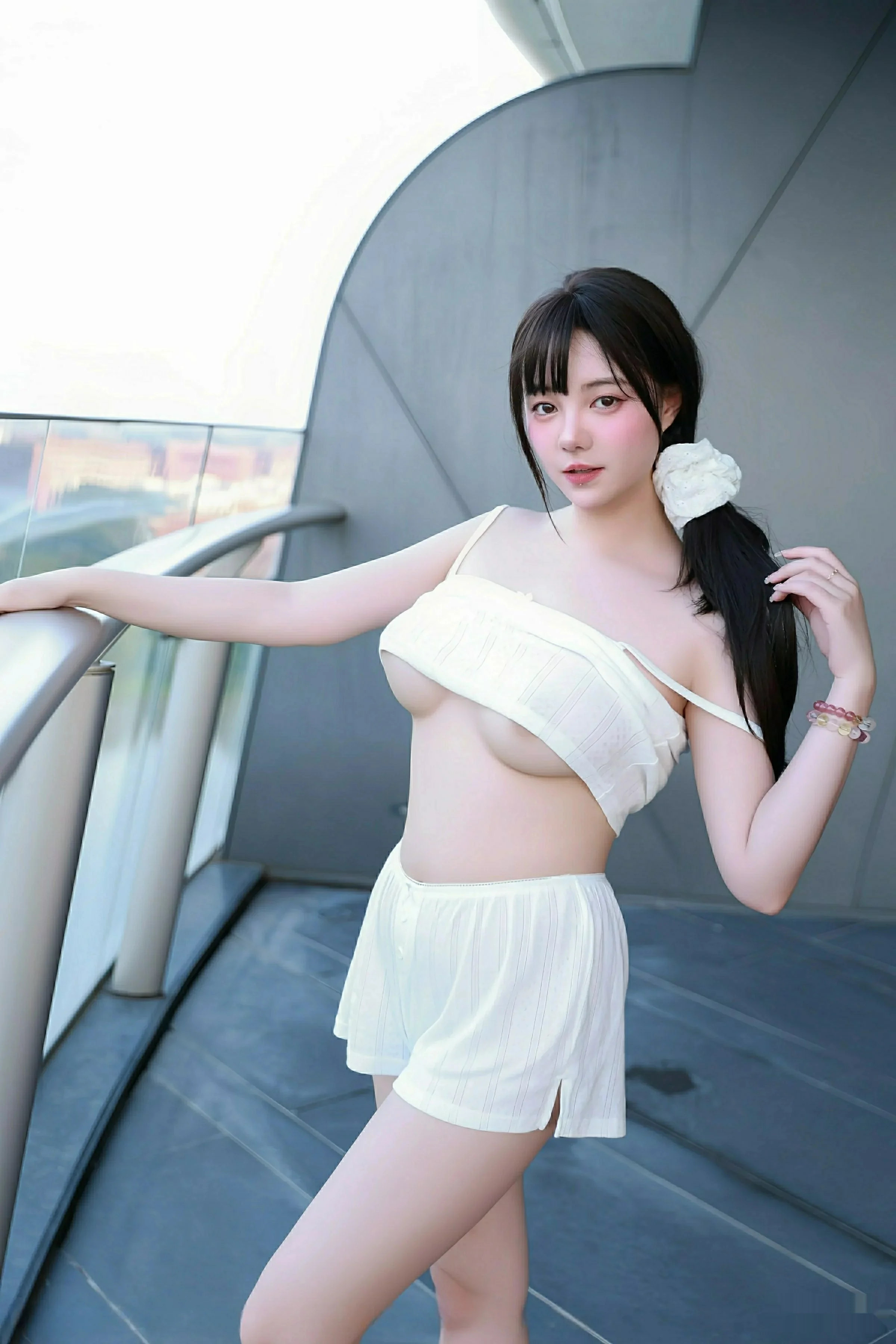   [XiuRen]高清写真图 2025.10.09 No.10841 软情 性感吊带第24张图片