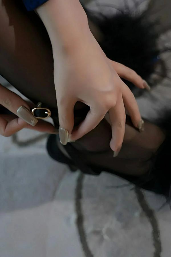   [XiuRen]高清写真图 2025.10.11 No.10852 白芷yy 蓝色连衣短裙第17张图片