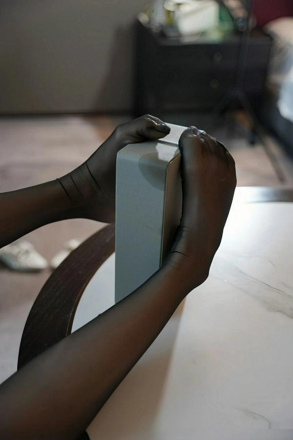   [XiuRen]高清写真图 2025.10.11 No.10852 白芷yy 蓝色连衣短裙第42张图片