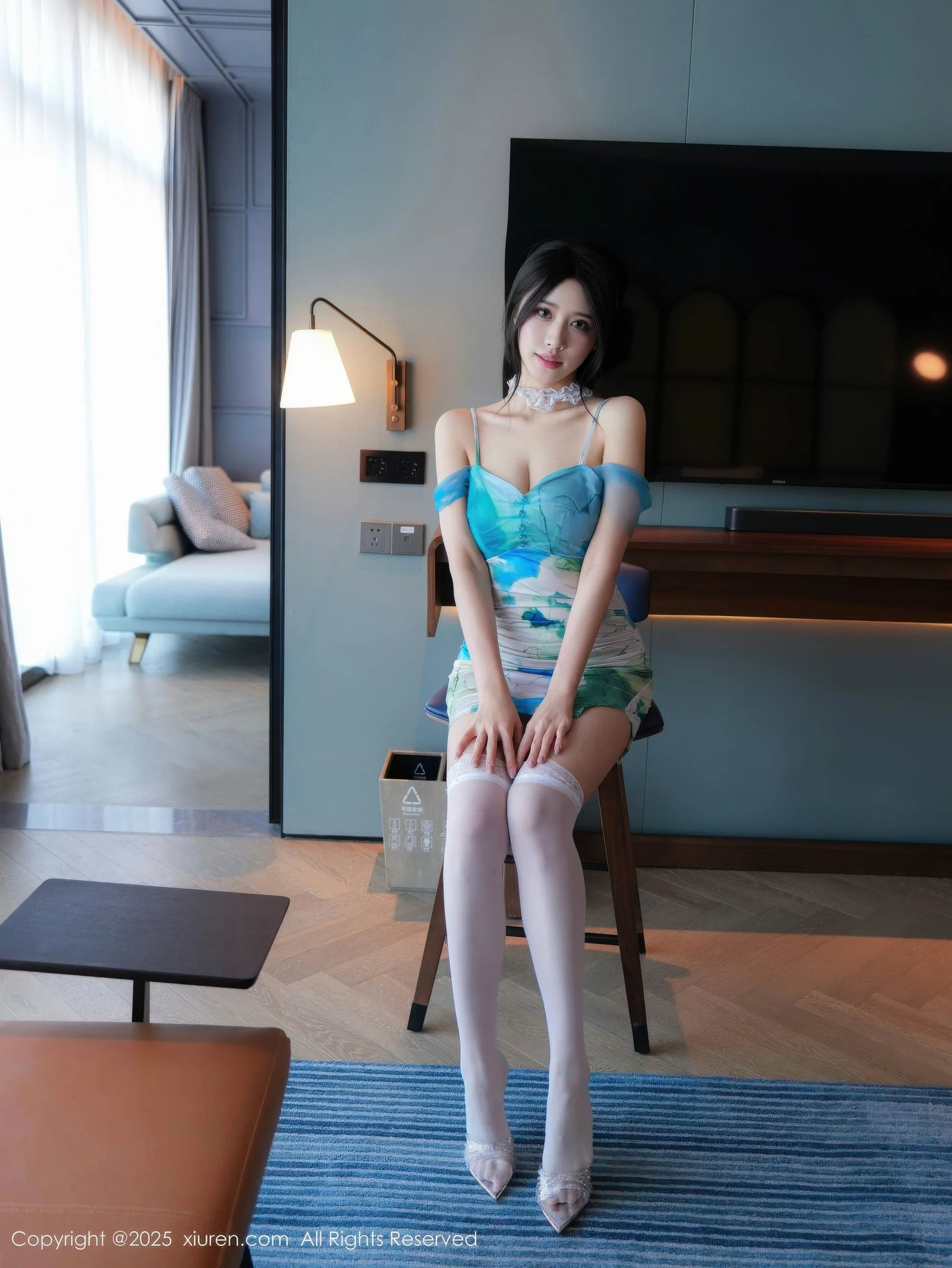   [XiuRen]高清写真图 2025.10.13 No.10859 shelly诗莉吖 白色丝袜第1张图片