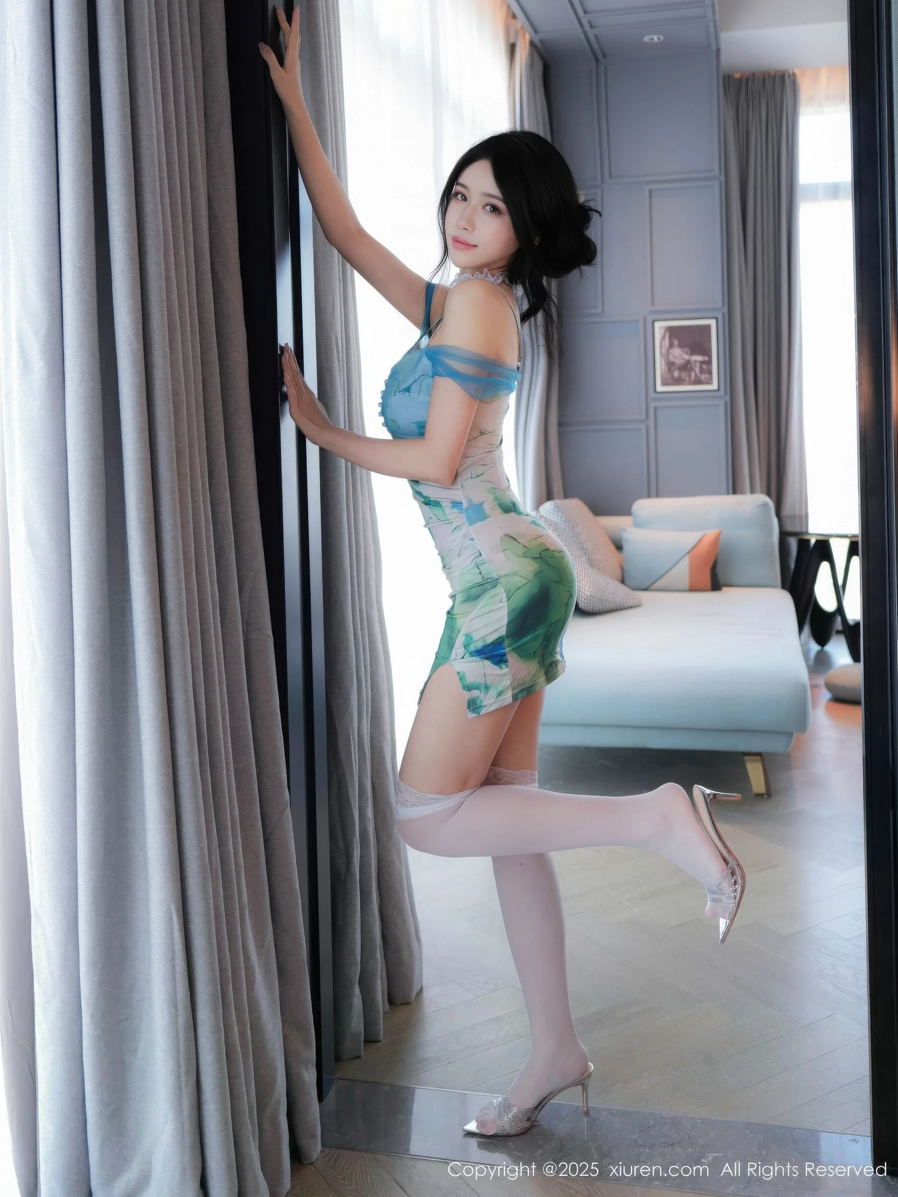   [XiuRen]高清写真图 2025.10.13 No.10859 shelly诗莉吖 白色丝袜第19张图片