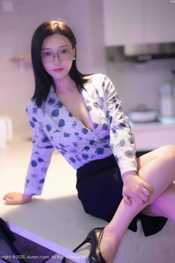   [XiuRen]高清写真图 2025.10.14 No.10866 雅茹老师 OL服饰第30张图片