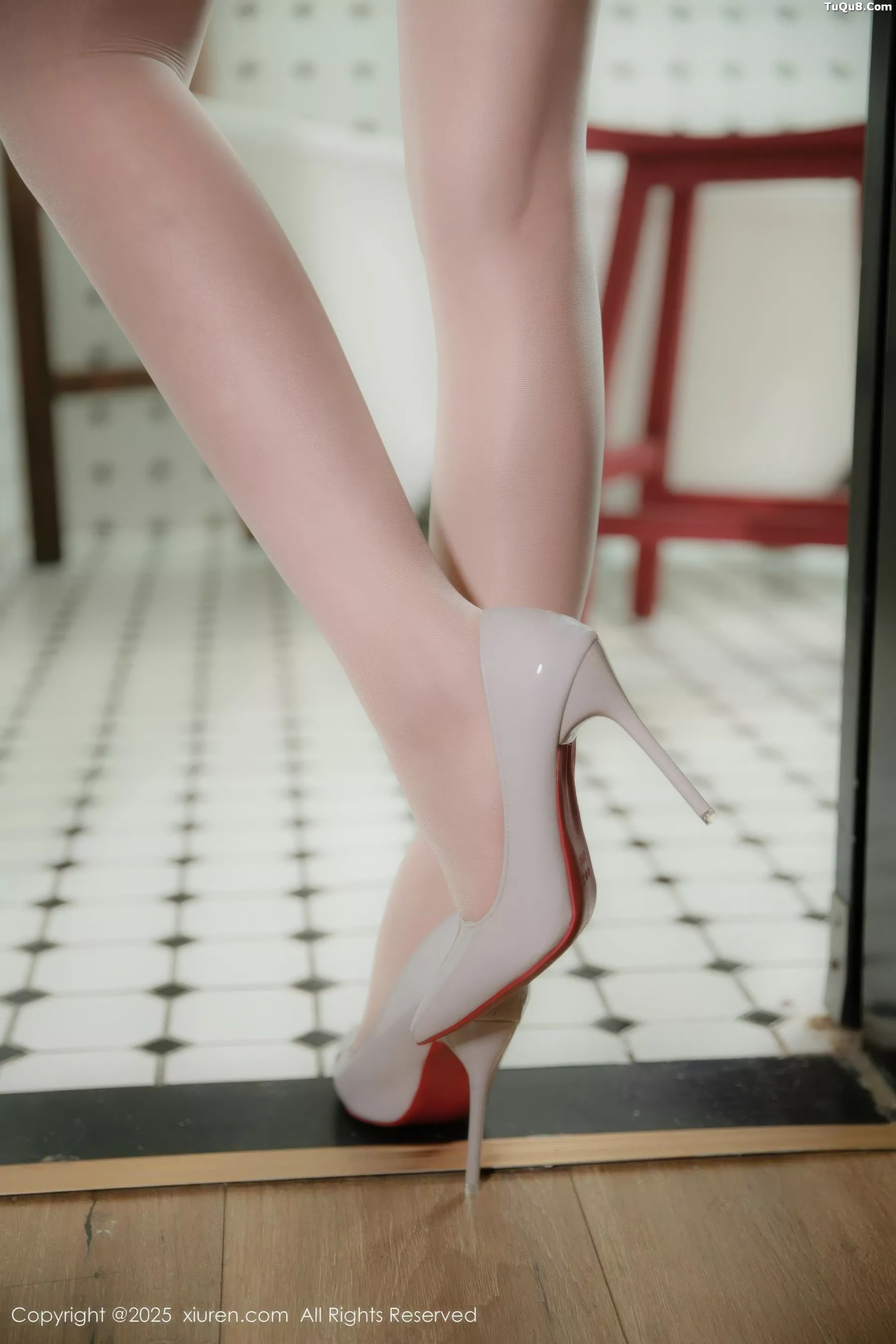   [XiuRen]高清写真图 2025.10.16 No.10877 悦兮 极致美腿第14张图片