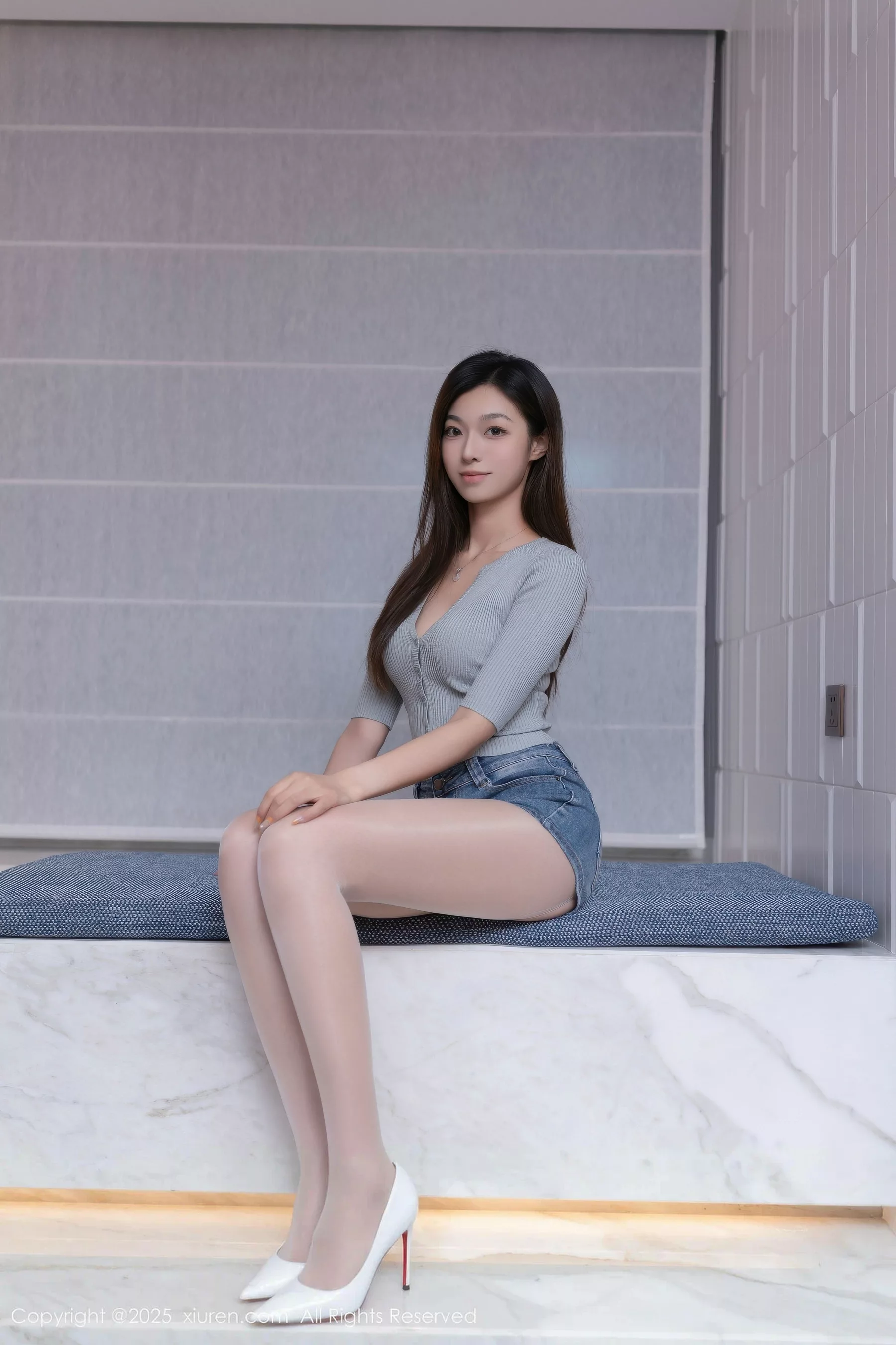   [XiuRen]高清写真图 2025.10.17 No.10881 kiki柚柚 原色丝袜第2张图片