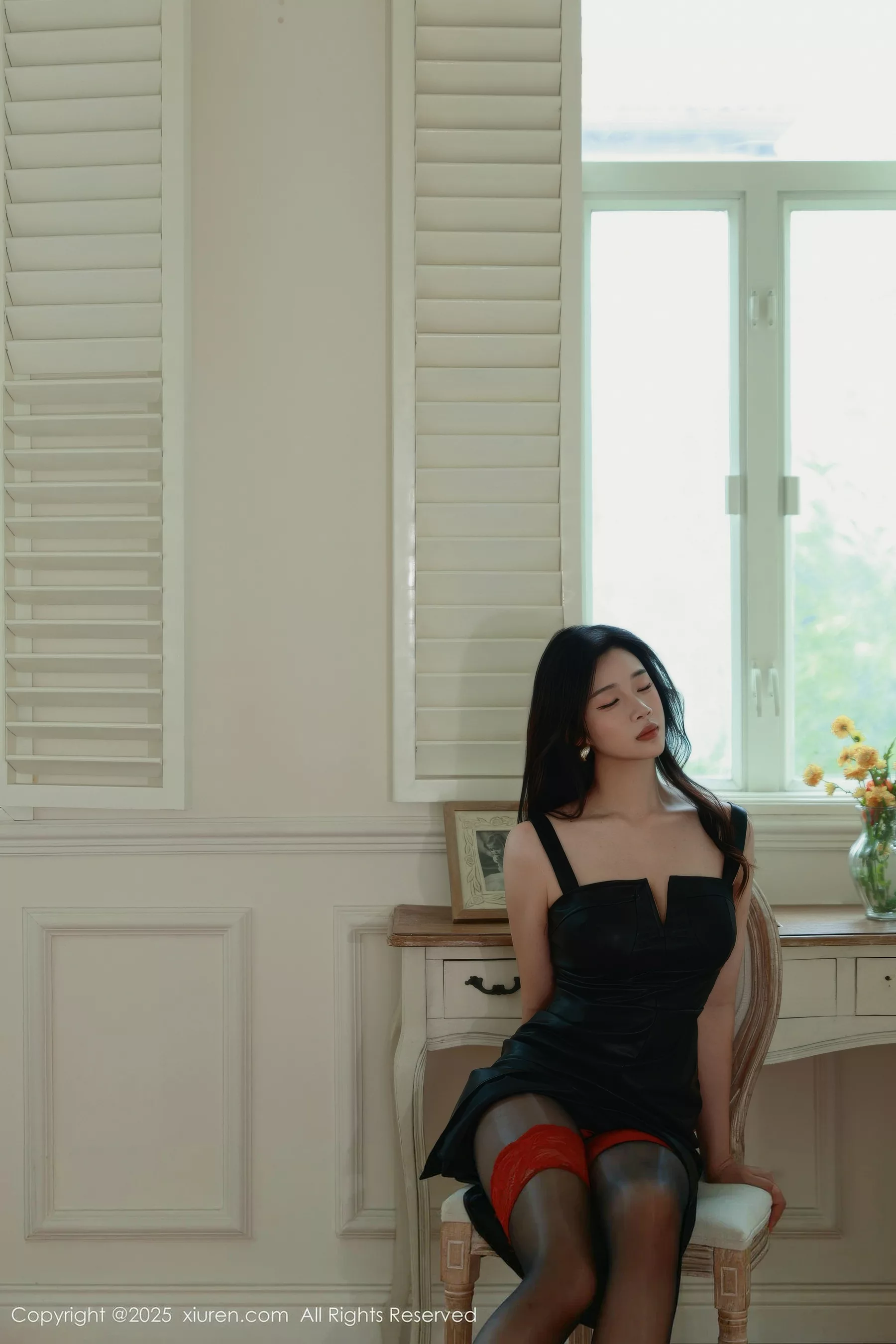   [XiuRen]高清写真图 2025.10.17 No.10885 南乔 黑色皮裙第13张图片