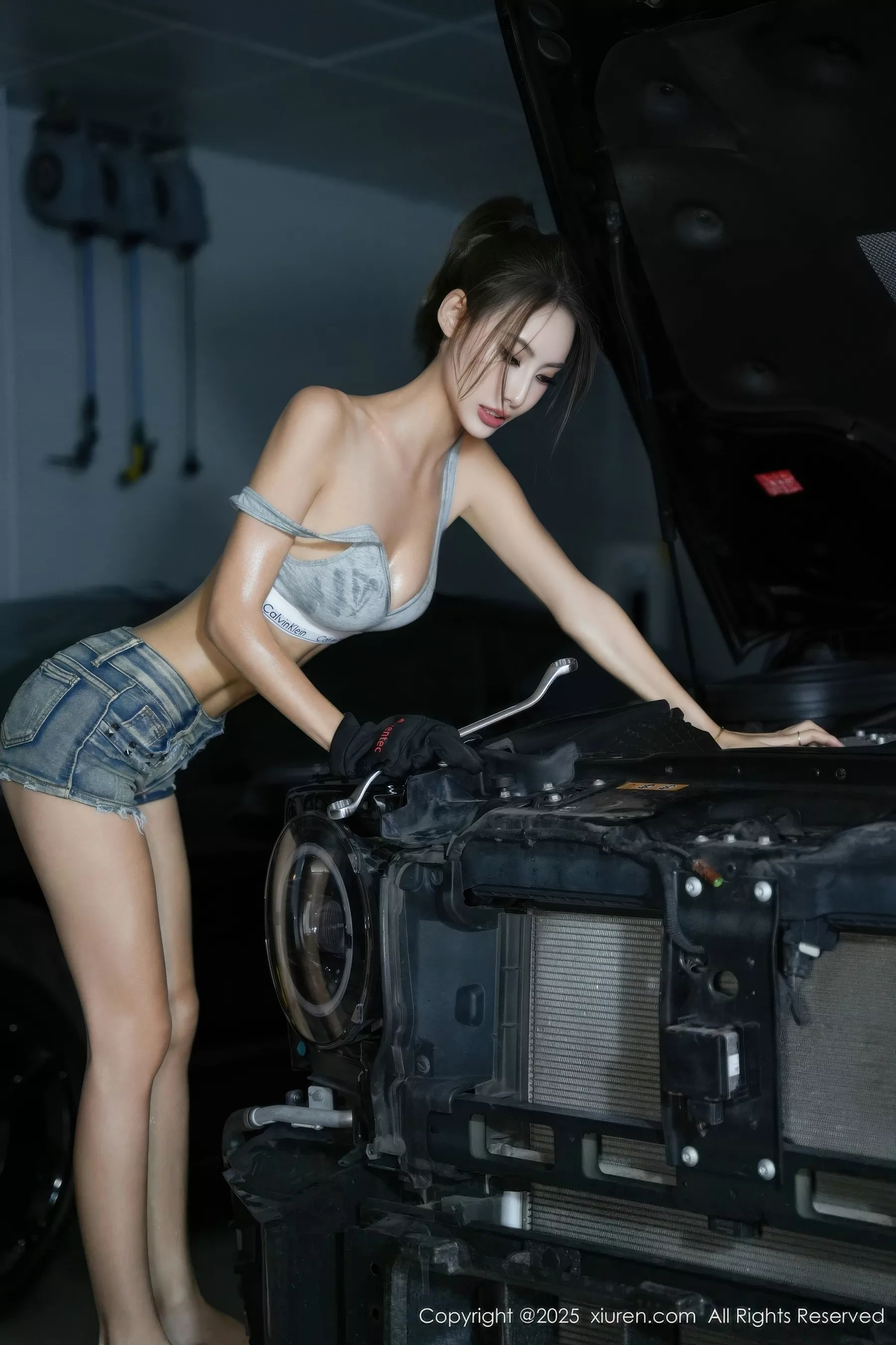   [XiuRen]高清写真图 2025.10.21 No.10894 Lingyu69 汽车修理工第17张图片