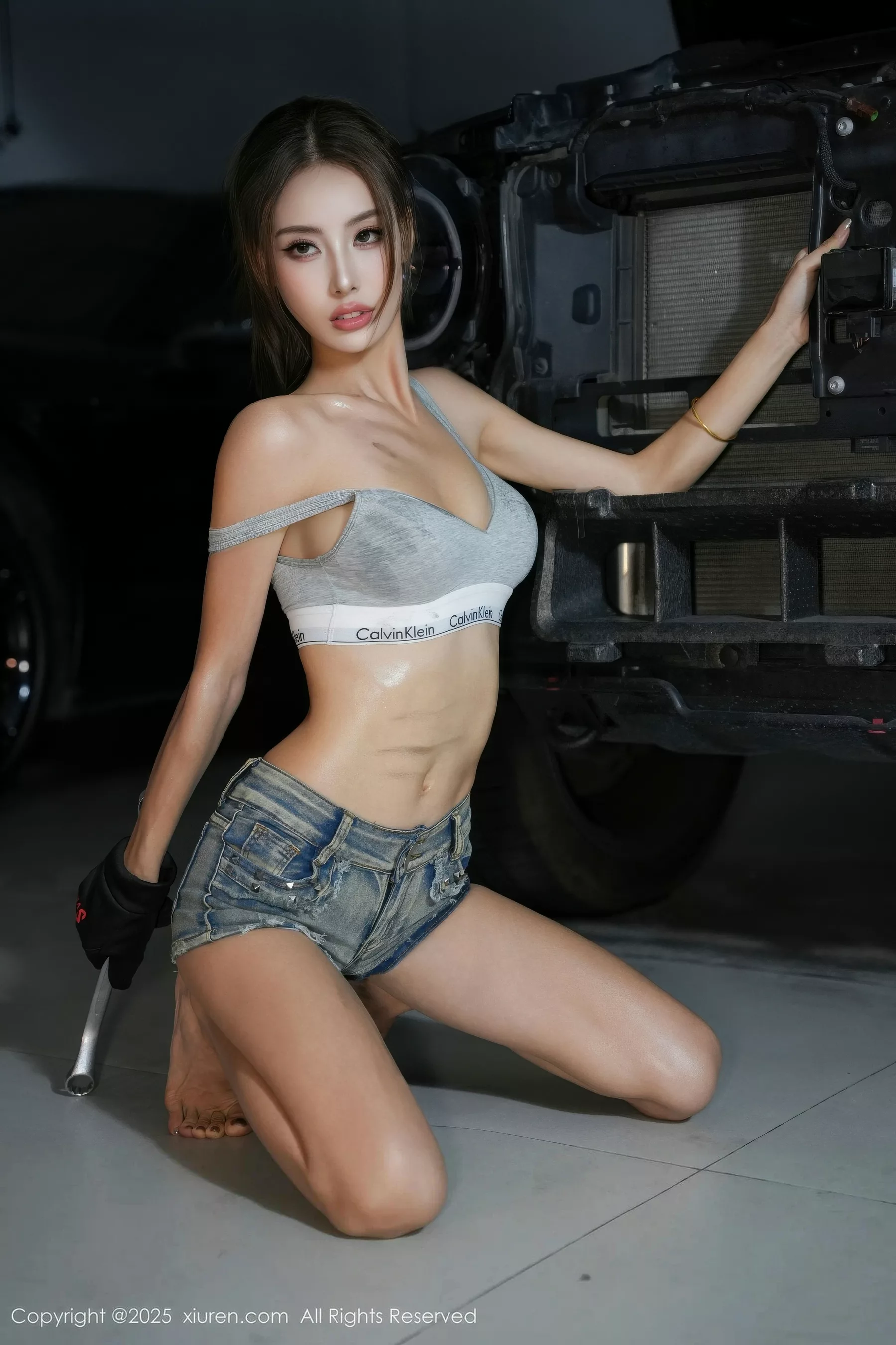   [XiuRen]高清写真图 2025.10.21 No.10894 Lingyu69 汽车修理工第28张图片