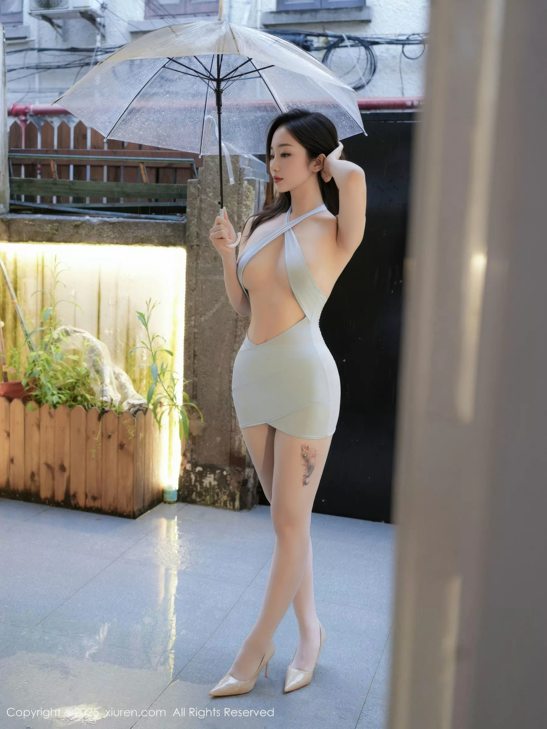   [XiuRen]高清写真图 2025.10.20 No.10889 楠芝 白色丝袜第4张图片