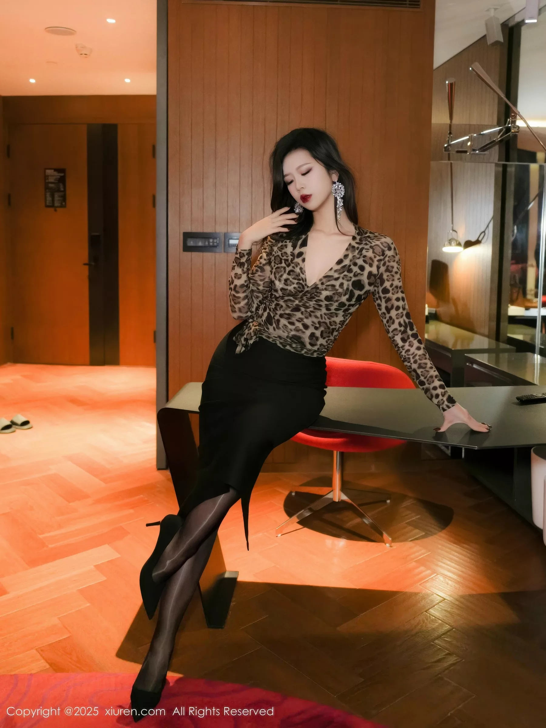   [XiuRen]高清写真图 2025.10.23 No.10901 玫瑰我爱你第3张图片