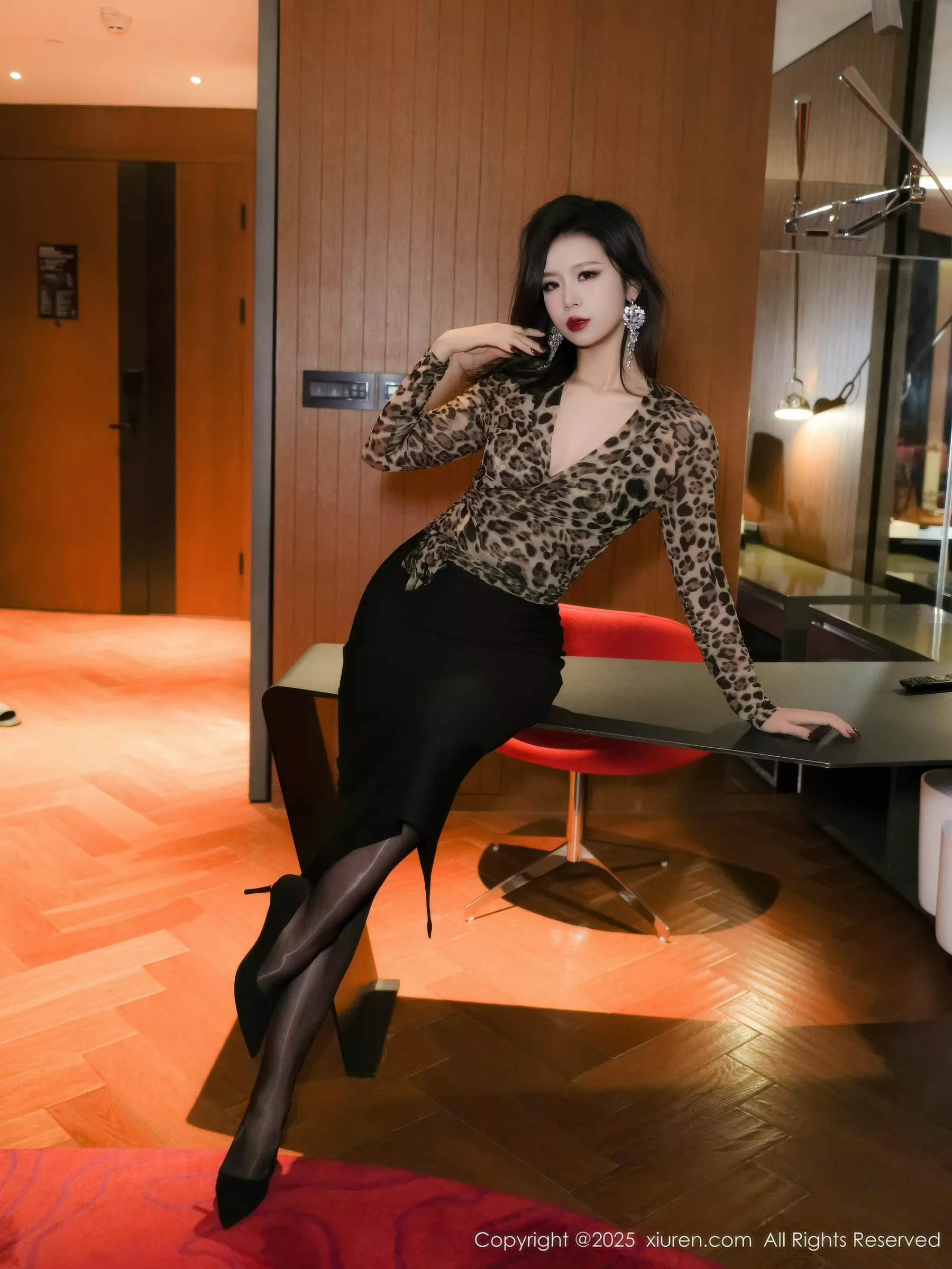   [XiuRen]高清写真图 2025.10.23 No.10901 玫瑰我爱你第4张图片