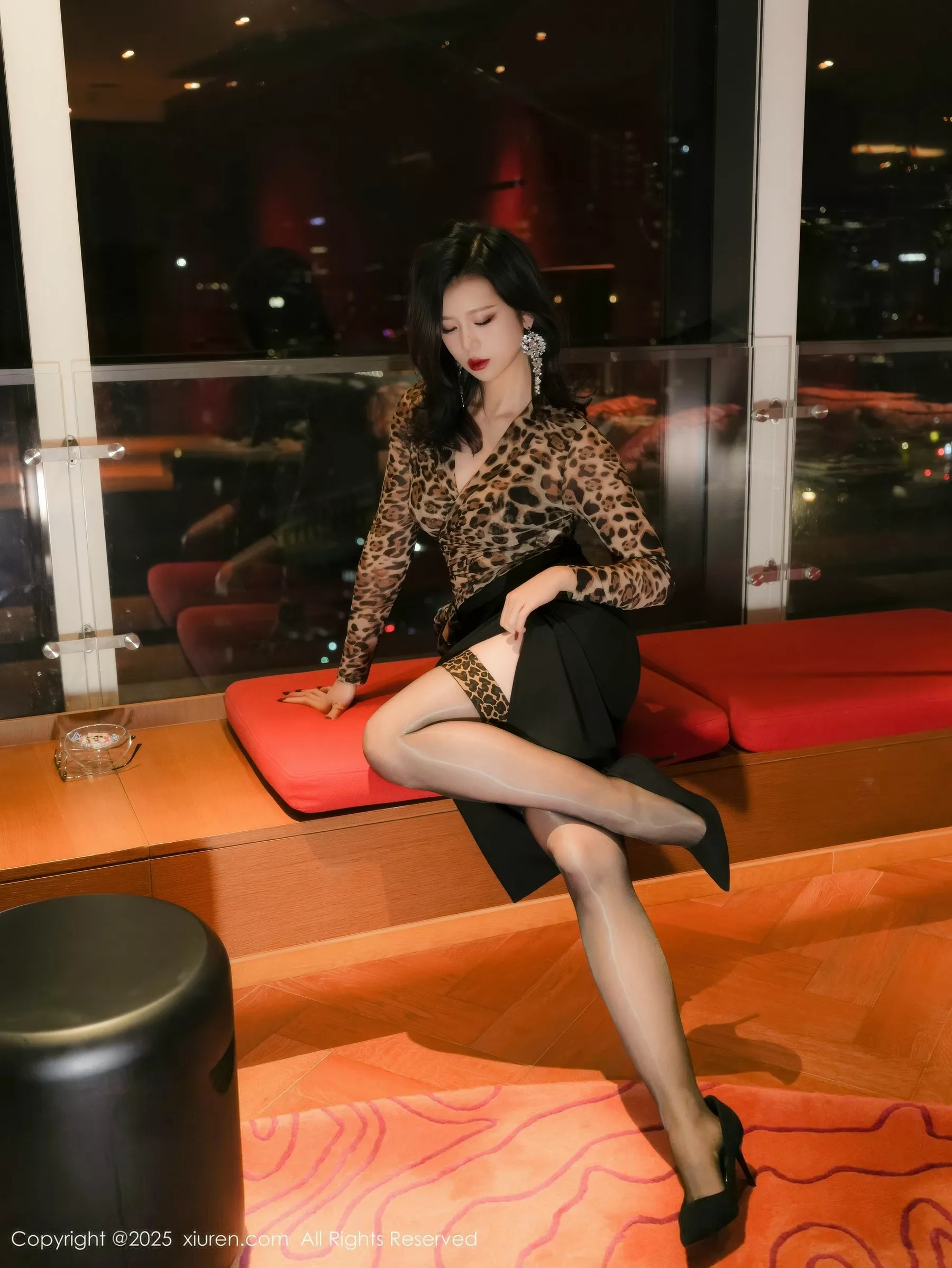   [XiuRen]高清写真图 2025.10.23 No.10901 玫瑰我爱你第7张图片