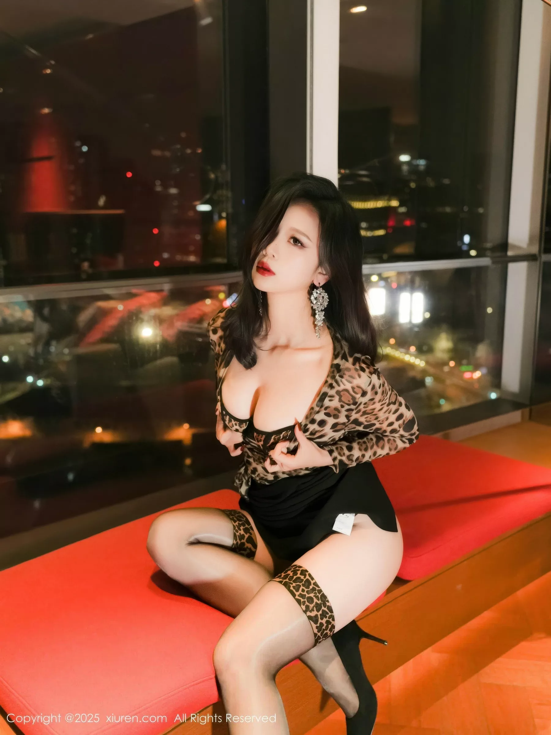   [XiuRen]高清写真图 2025.10.23 No.10901 玫瑰我爱你第18张图片