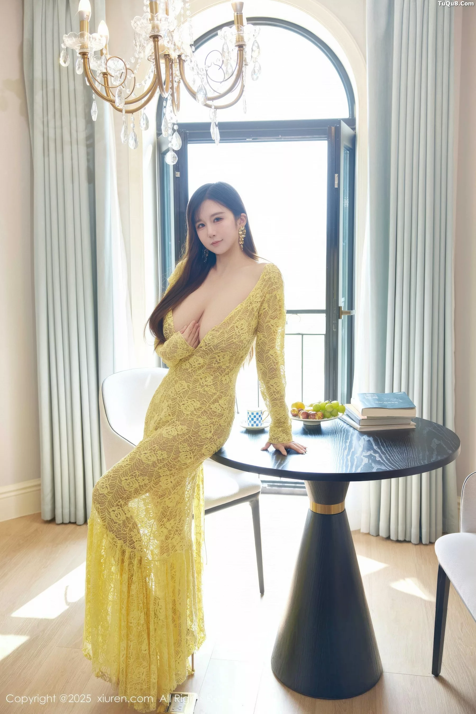   [XiuRen]高清写真图 2025.10.24 No.10909 小肉肉咪 凹凸身材第2张图片