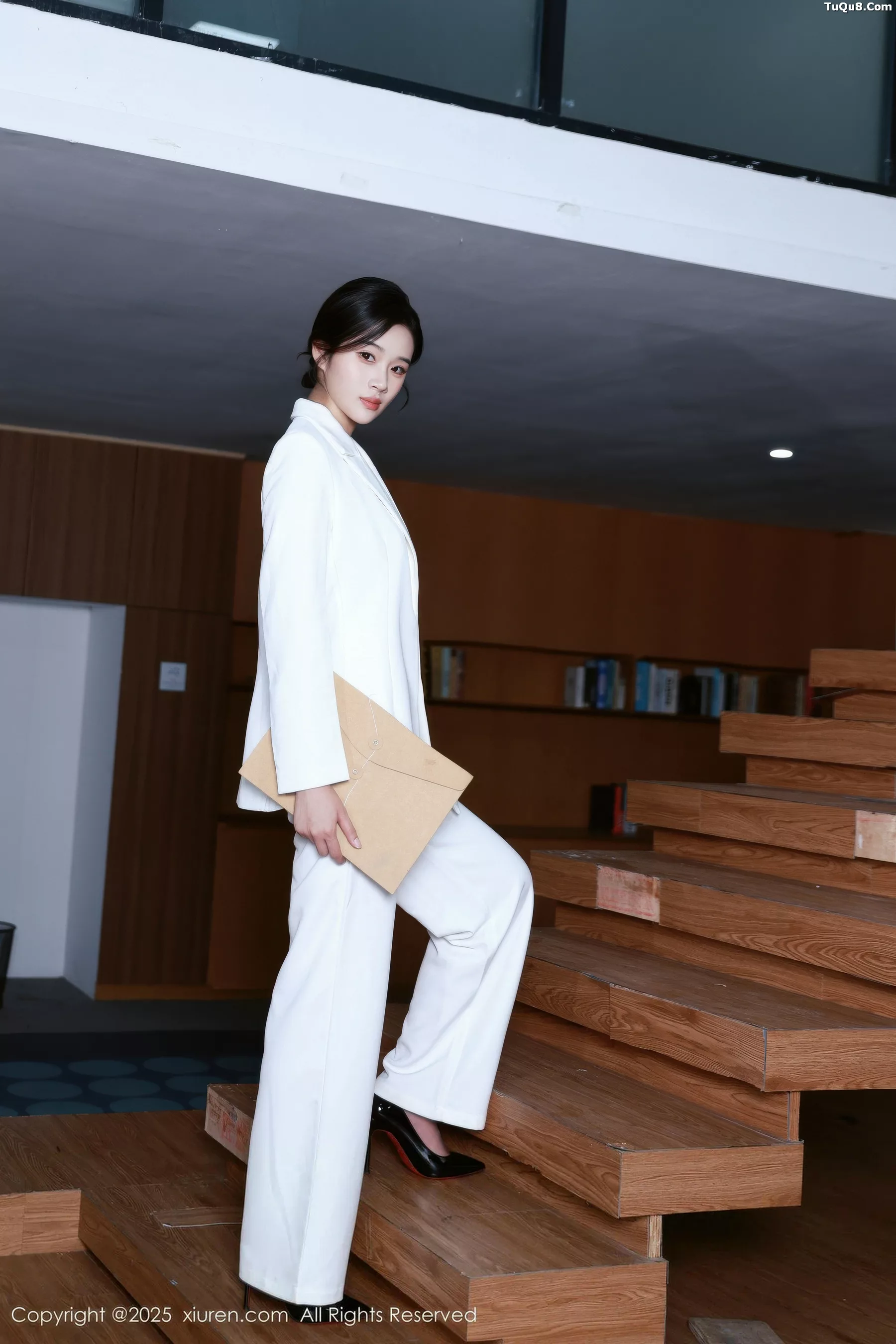   [XiuRen]高清写真图 2025.10.24 No.10908 南乔 开档黑丝第1张图片