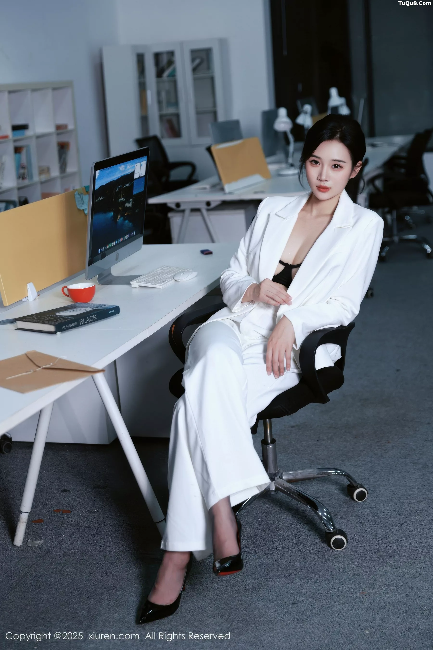   [XiuRen]高清写真图 2025.10.24 No.10908 南乔 开档黑丝第8张图片