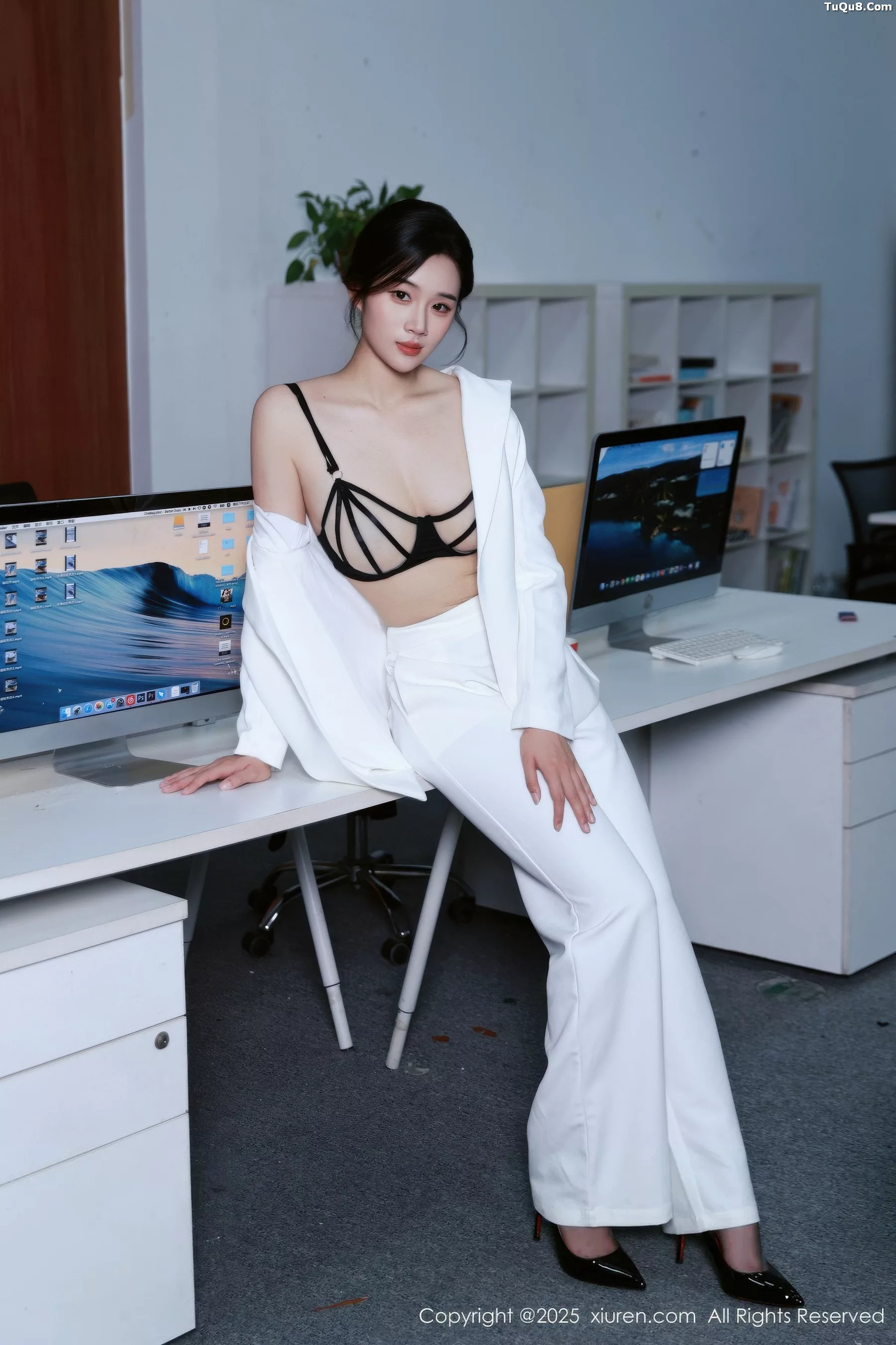   [XiuRen]高清写真图 2025.10.24 No.10908 南乔 开档黑丝第10张图片