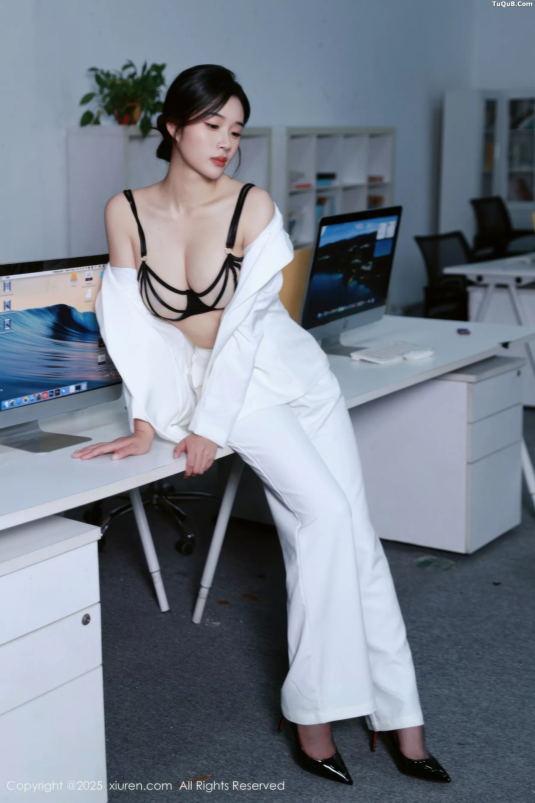   [XiuRen]高清写真图 2025.10.24 No.10908 南乔 开档黑丝第12张图片