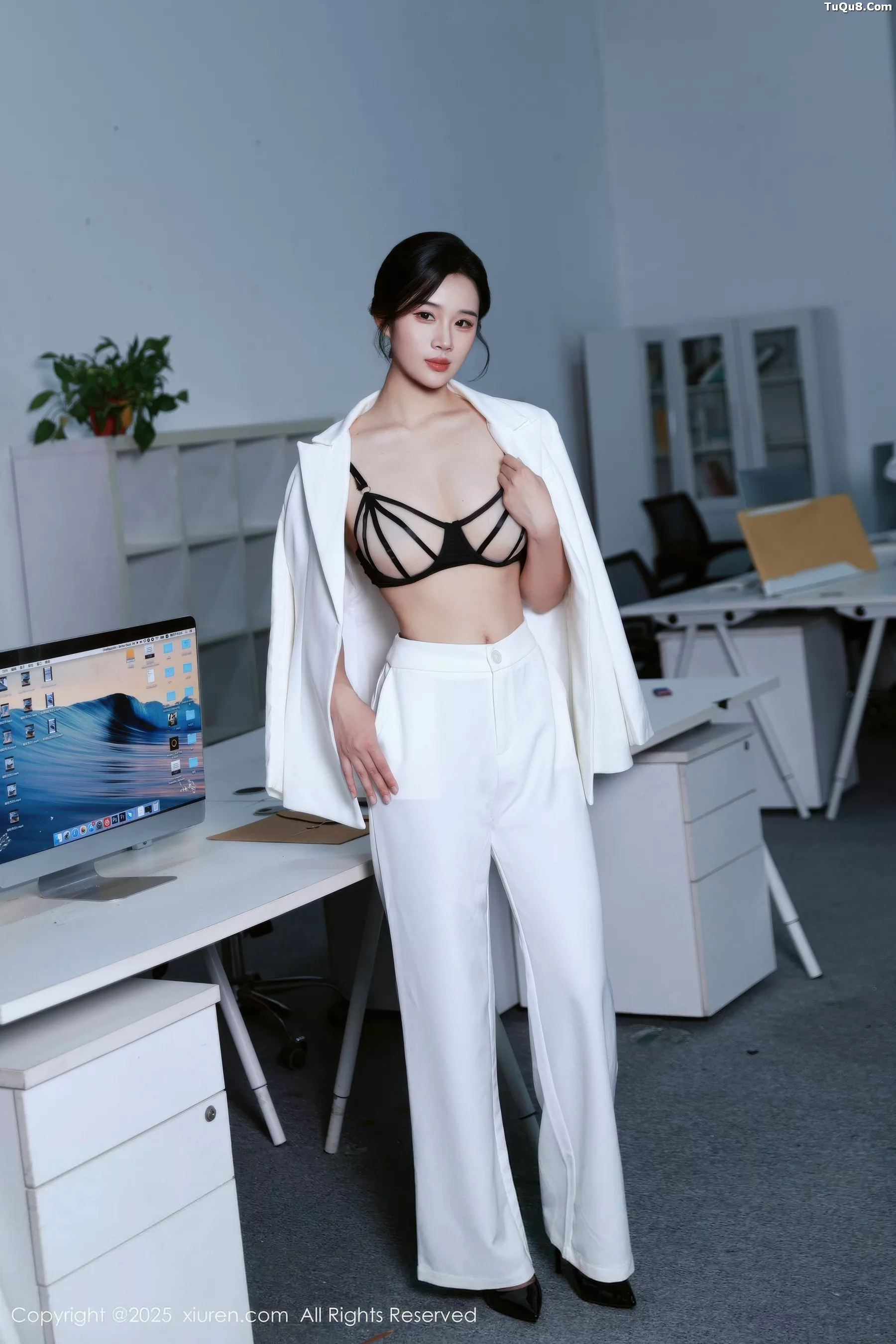   [XiuRen]高清写真图 2025.10.24 No.10908 南乔 开档黑丝第13张图片