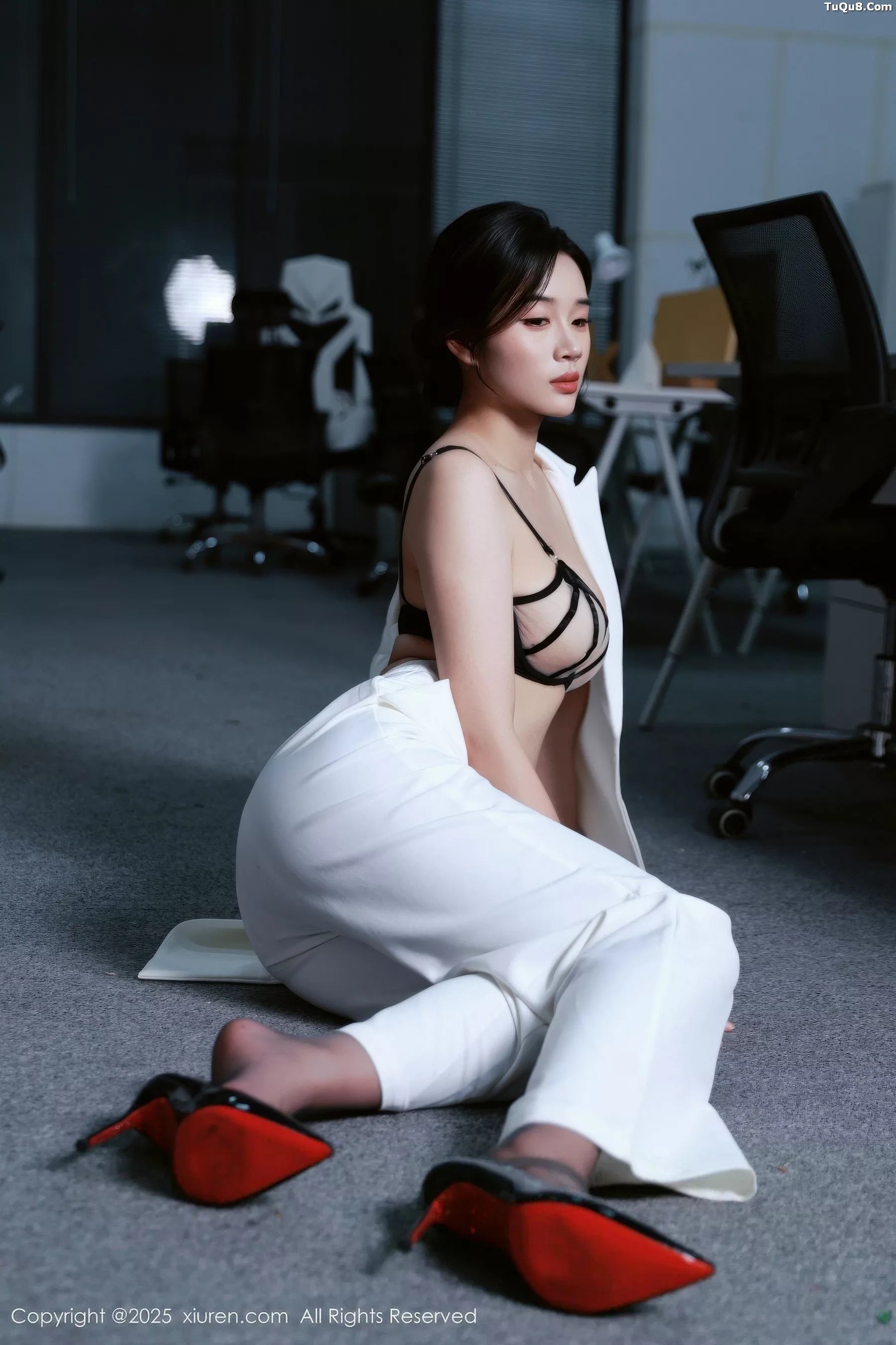   [XiuRen]高清写真图 2025.10.24 No.10908 南乔 开档黑丝第16张图片