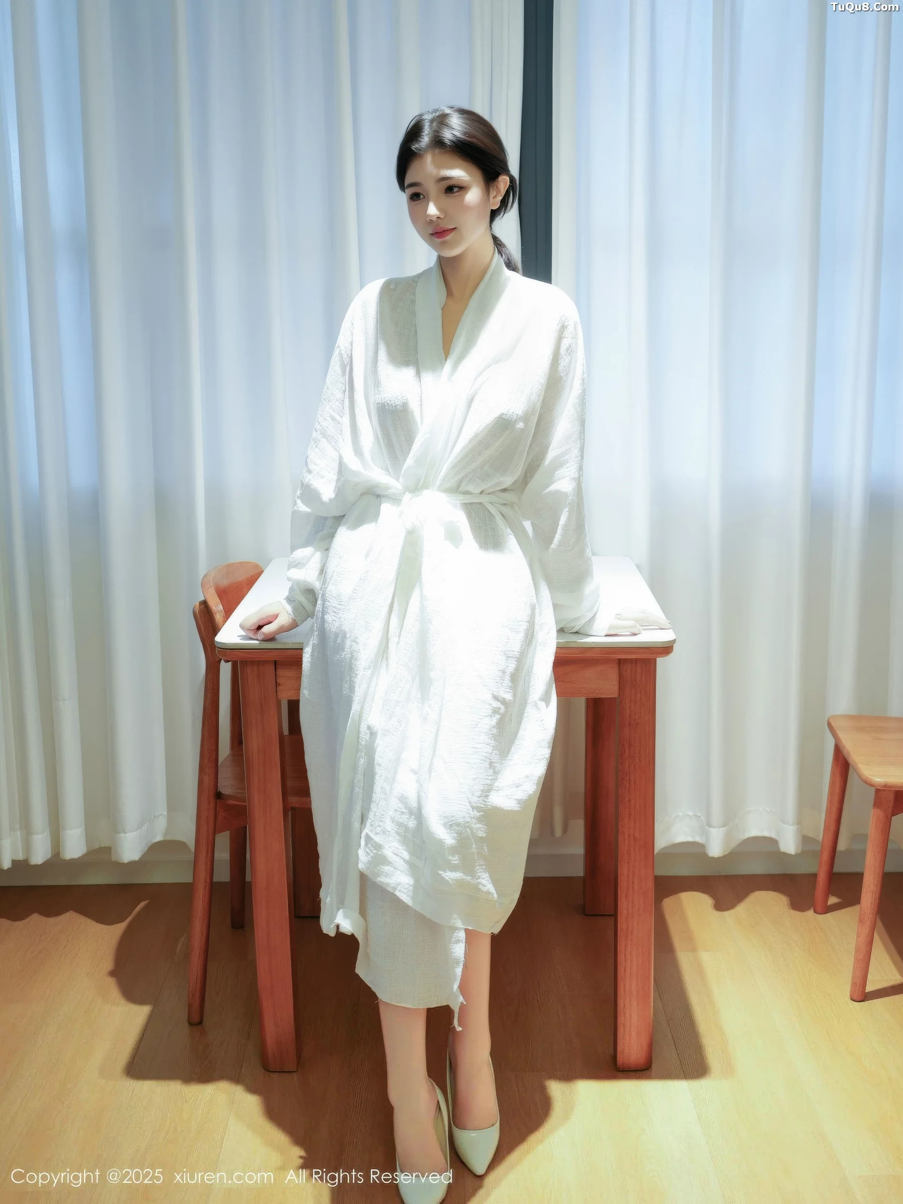   [XiuRen]高清写真图 2025.10.29 No.10920 林悦溪儿 白色浴袍第1张图片