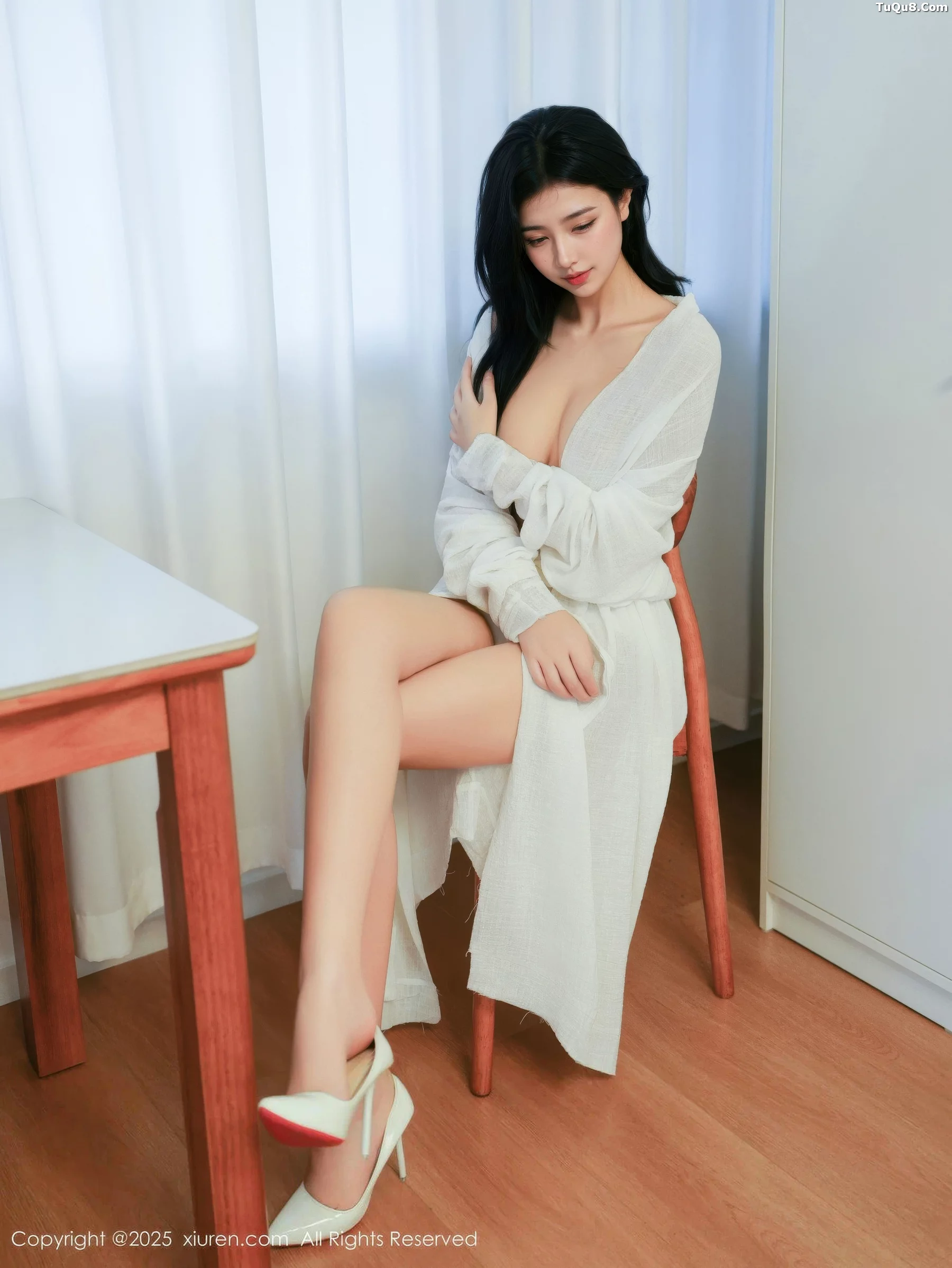   [XiuRen]高清写真图 2025.10.29 No.10920 林悦溪儿 白色浴袍第19张图片