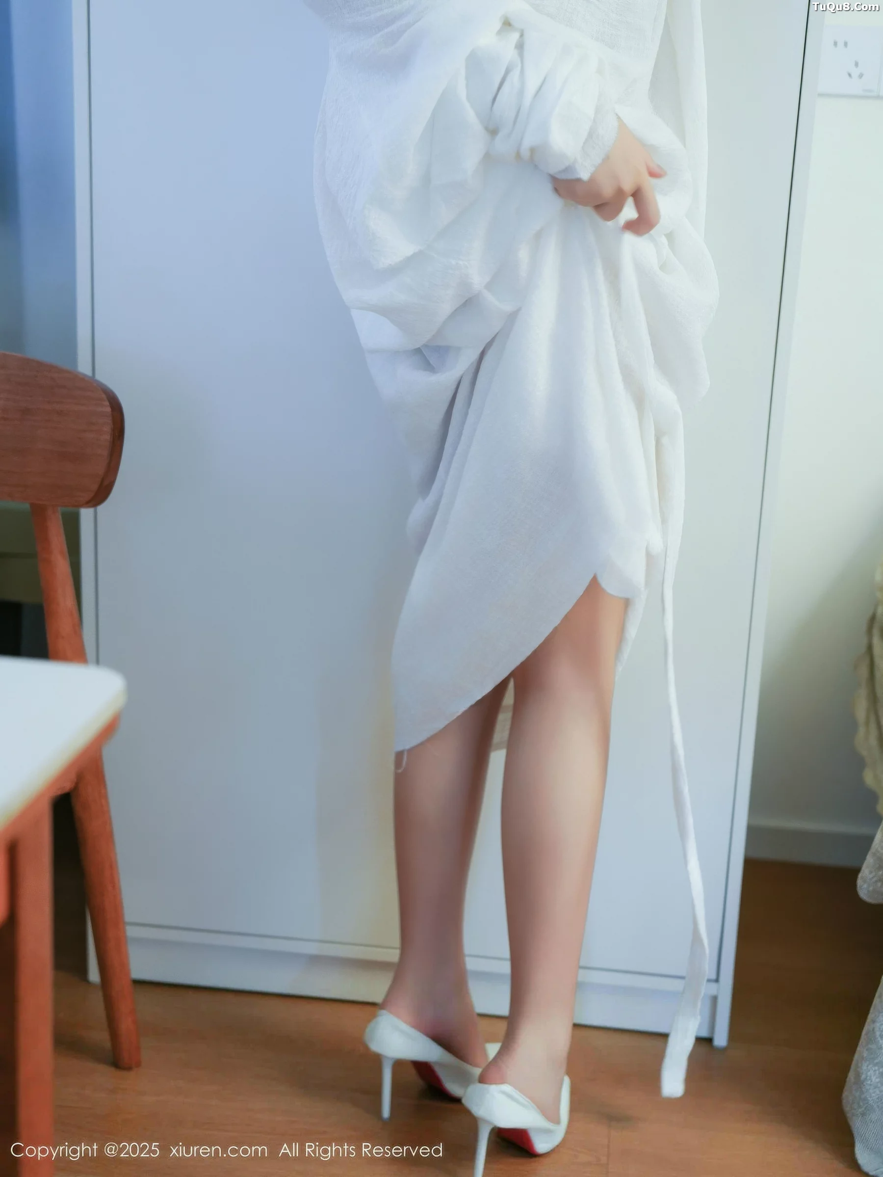   [XiuRen]高清写真图 2025.10.29 No.10920 林悦溪儿 白色浴袍第25张图片