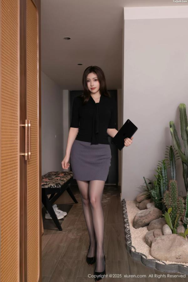   [XiuRen]高清写真图 2025.10.30 No.10930 刘婷婷 OL服饰第4张图片