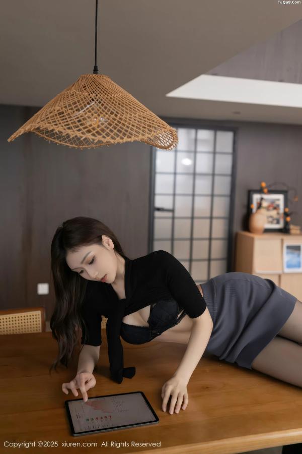   [XiuRen]高清写真图 2025.10.30 No.10930 刘婷婷 OL服饰第14张图片