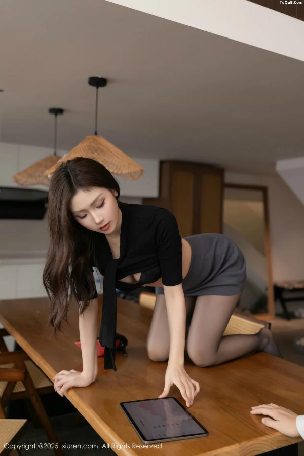   [XiuRen]高清写真图 2025.10.30 No.10930 刘婷婷 OL服饰第18张图片
