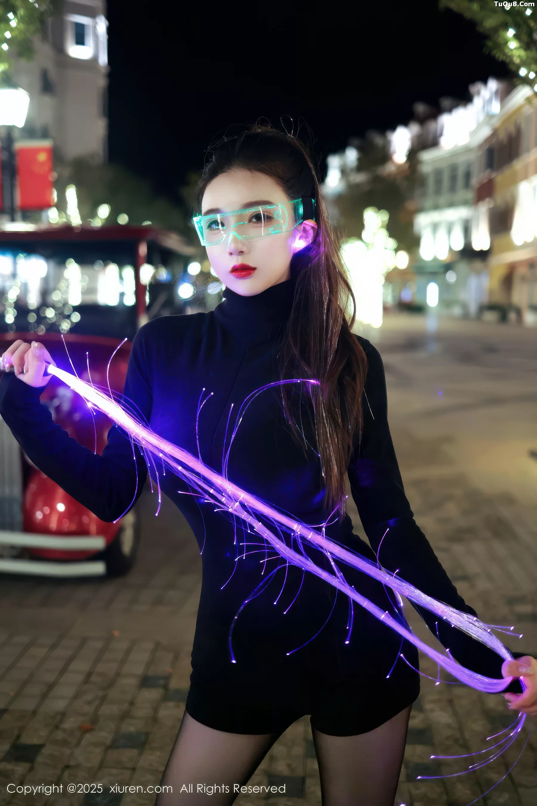   [XiuRen]高清写真图 2025.10.31 No.10936 小肉肉咪 性感制服第3张图片