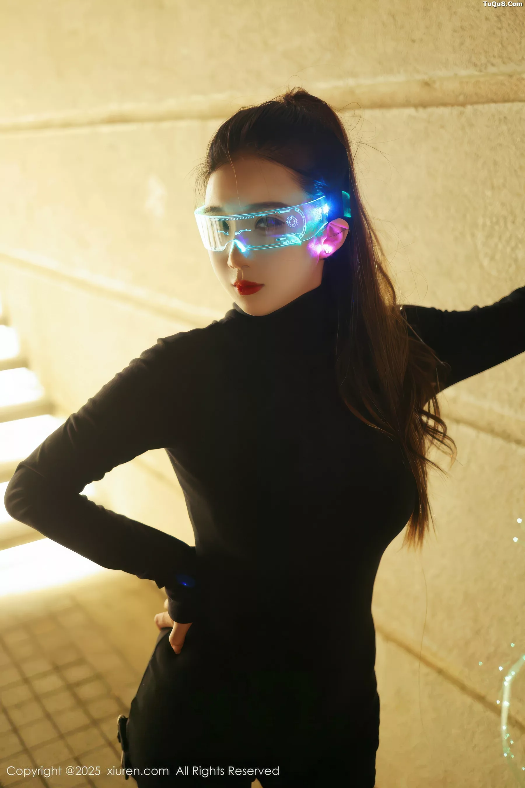   [XiuRen]高清写真图 2025.10.31 No.10936 小肉肉咪 性感制服第5张图片