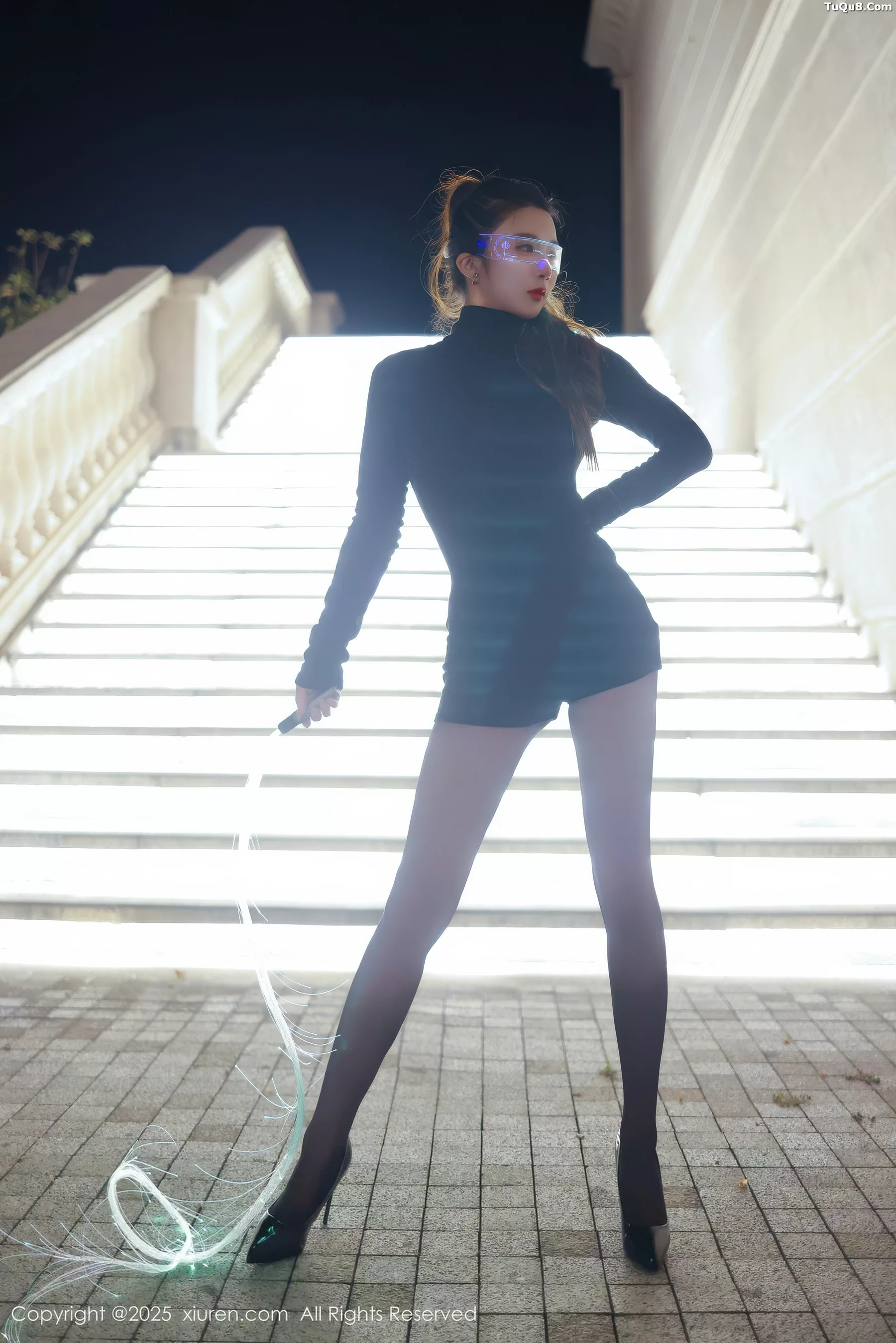   [XiuRen]高清写真图 2025.10.31 No.10936 小肉肉咪 性感制服第6张图片