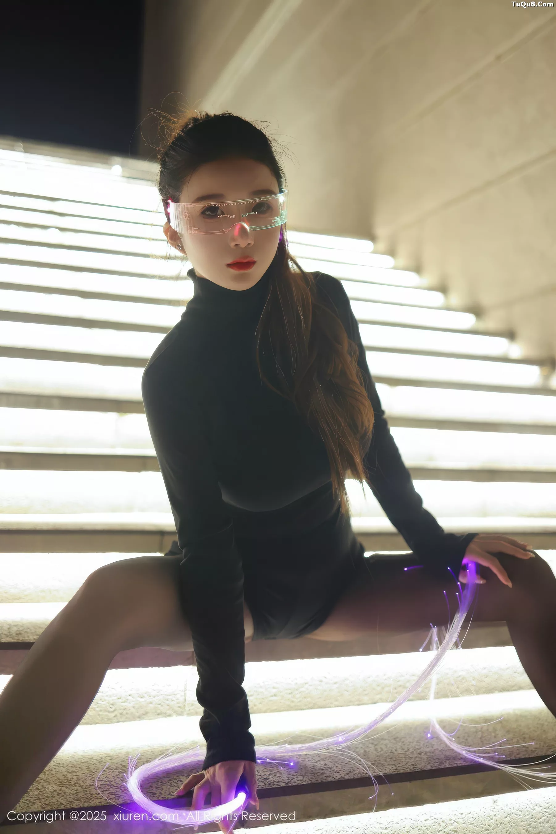   [XiuRen]高清写真图 2025.10.31 No.10936 小肉肉咪 性感制服第13张图片