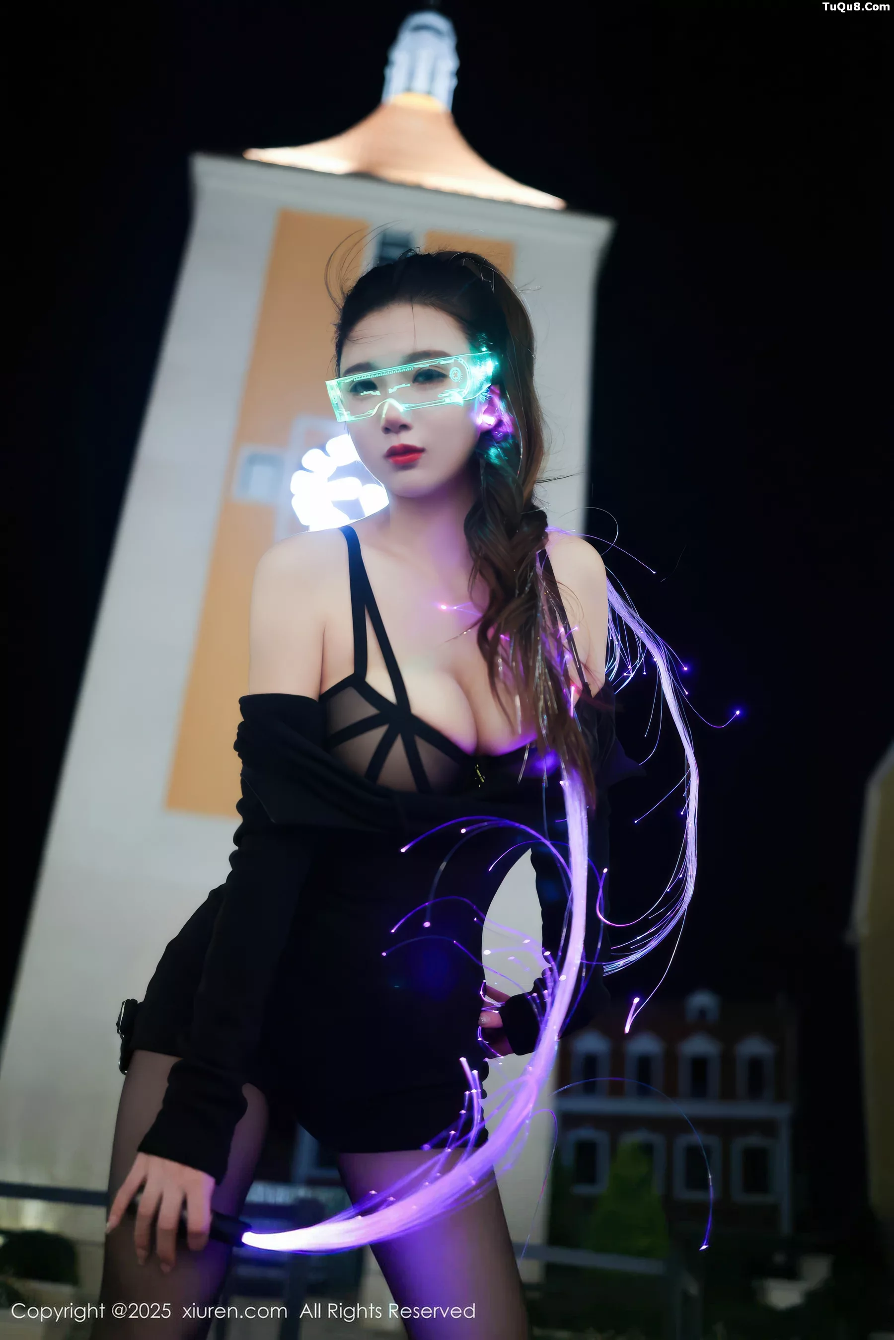   [XiuRen]高清写真图 2025.10.31 No.10936 小肉肉咪 性感制服第20张图片