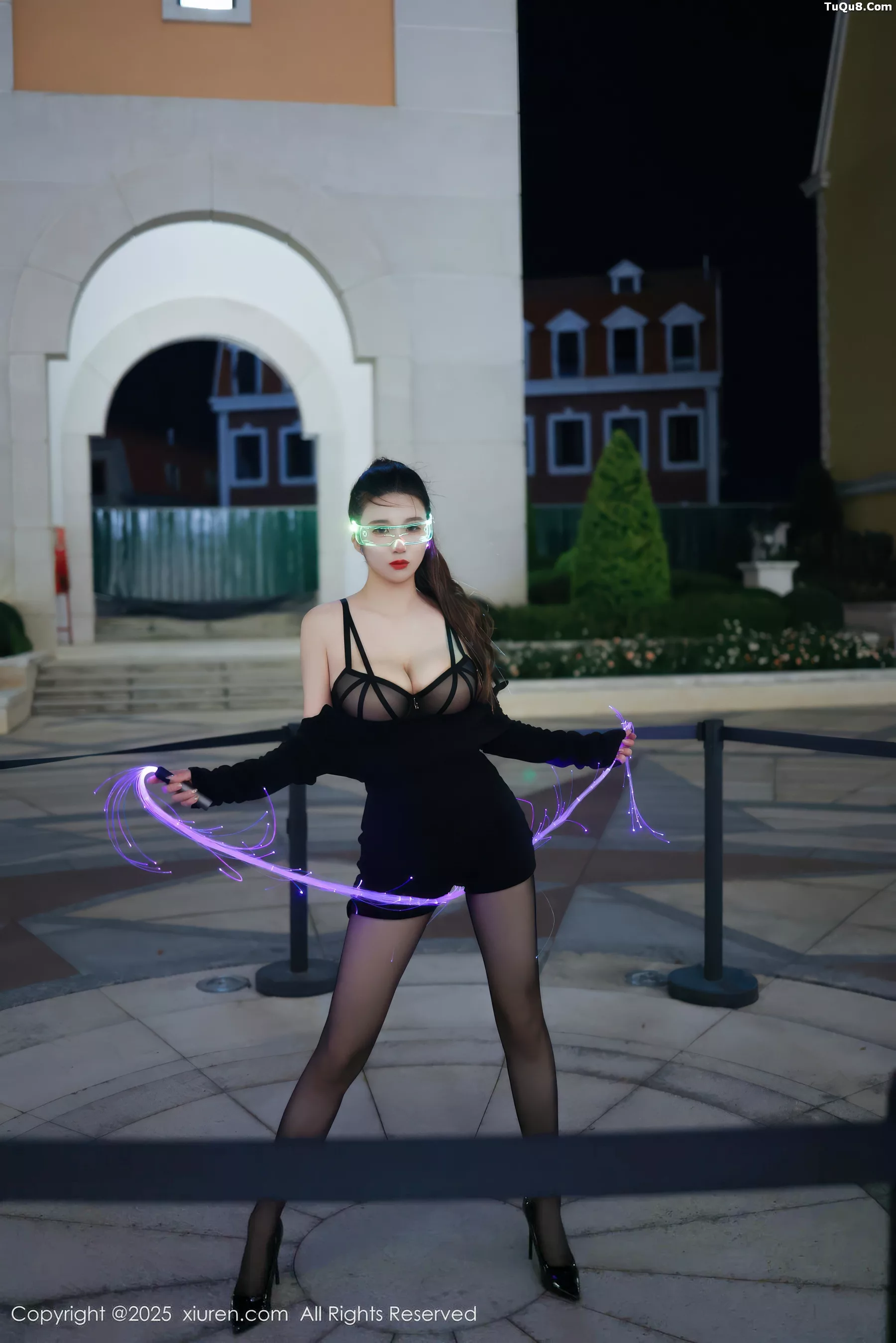   [XiuRen]高清写真图 2025.10.31 No.10936 小肉肉咪 性感制服第21张图片