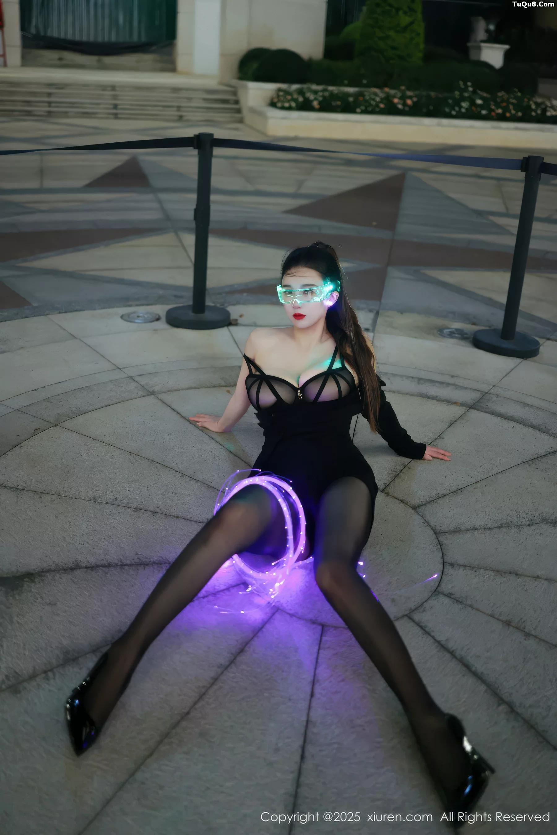   [XiuRen]高清写真图 2025.10.31 No.10936 小肉肉咪 性感制服第22张图片