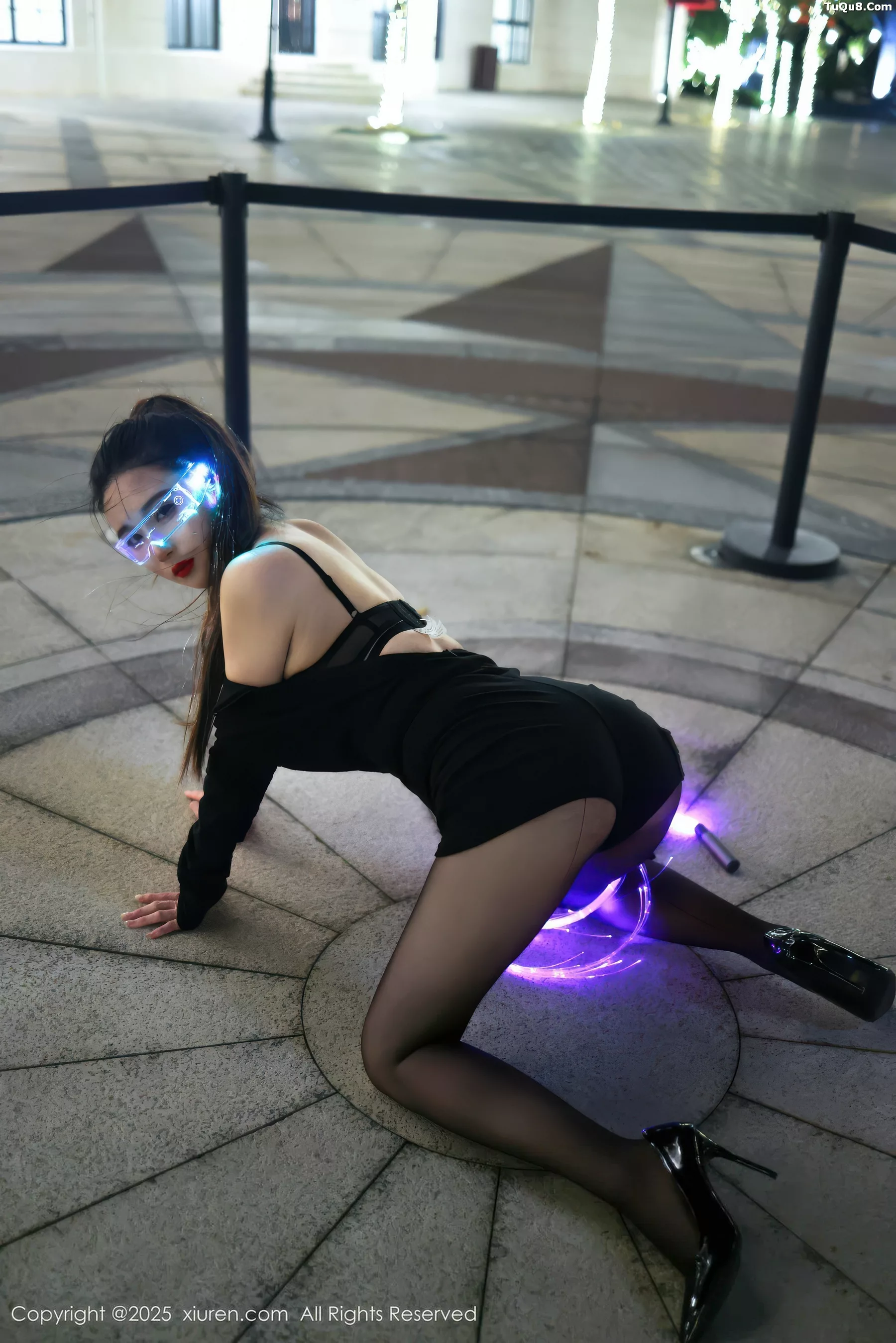   [XiuRen]高清写真图 2025.10.31 No.10936 小肉肉咪 性感制服第25张图片