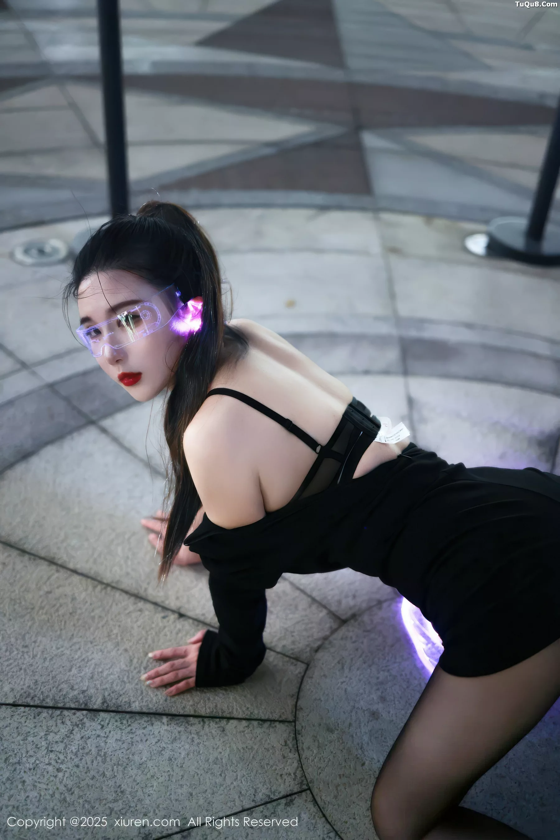   [XiuRen]高清写真图 2025.10.31 No.10936 小肉肉咪 性感制服第26张图片