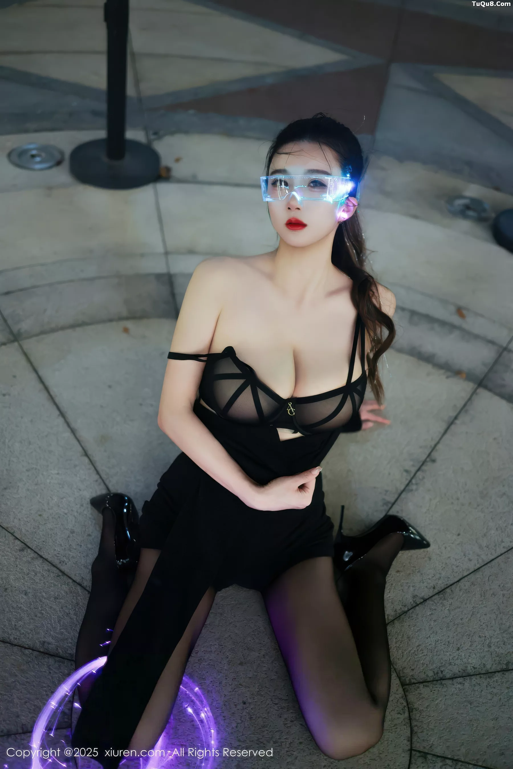   [XiuRen]高清写真图 2025.10.31 No.10936 小肉肉咪 性感制服第30张图片