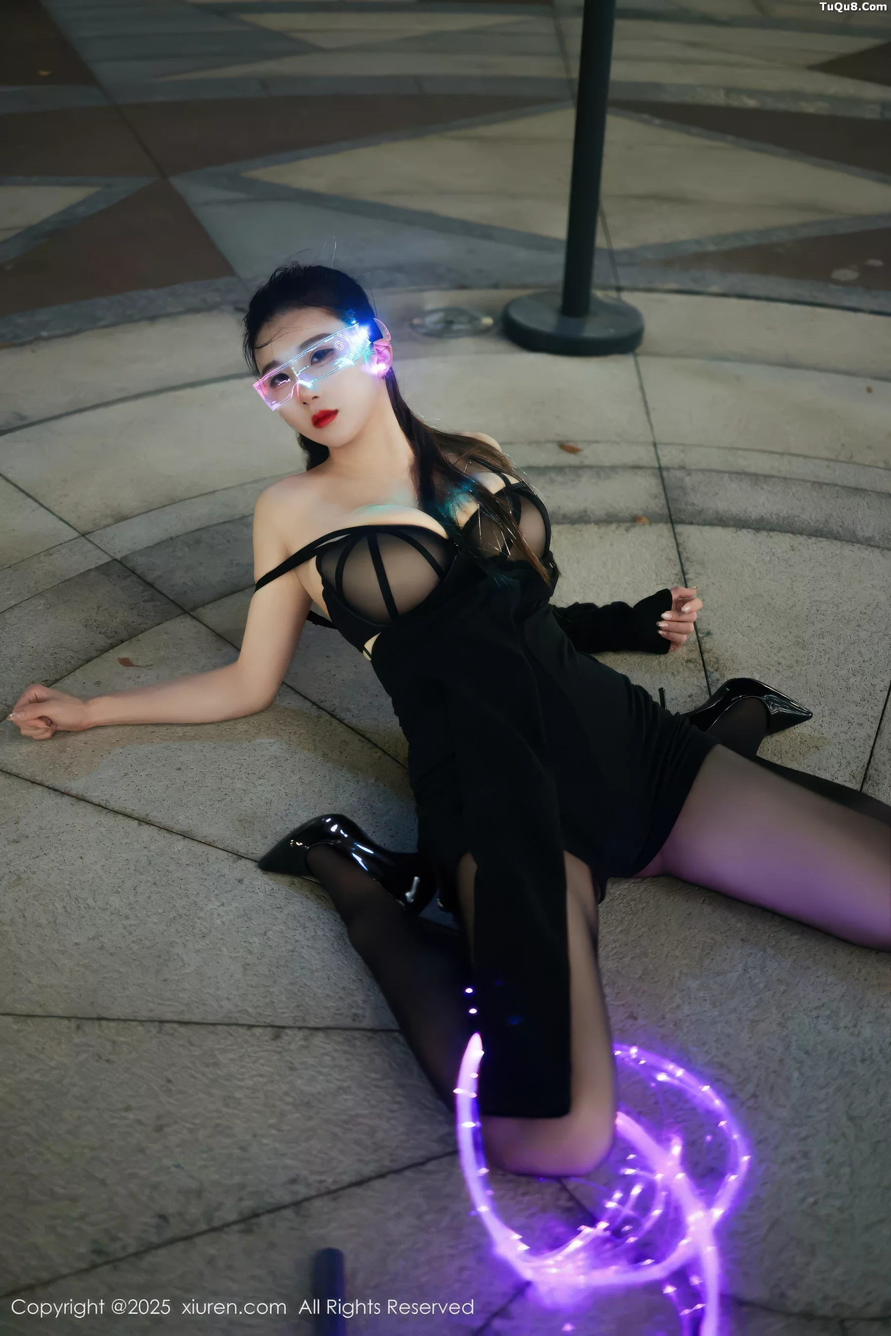   [XiuRen]高清写真图 2025.10.31 No.10936 小肉肉咪 性感制服第32张图片