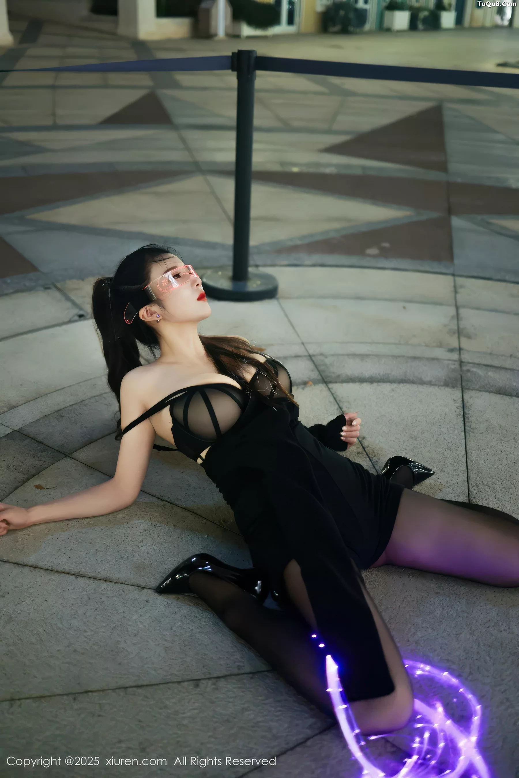   [XiuRen]高清写真图 2025.10.31 No.10936 小肉肉咪 性感制服第33张图片