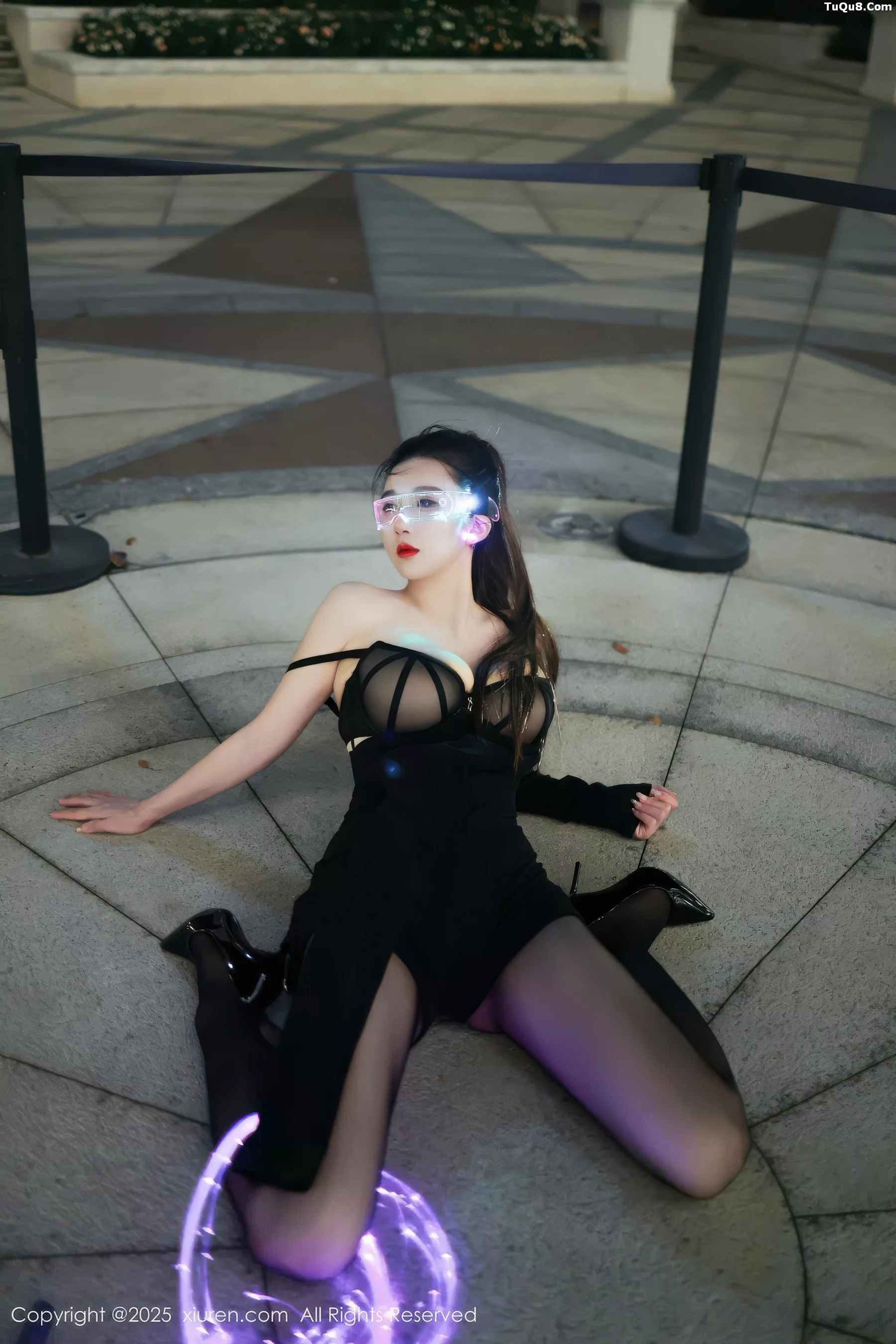   [XiuRen]高清写真图 2025.10.31 No.10936 小肉肉咪 性感制服第34张图片