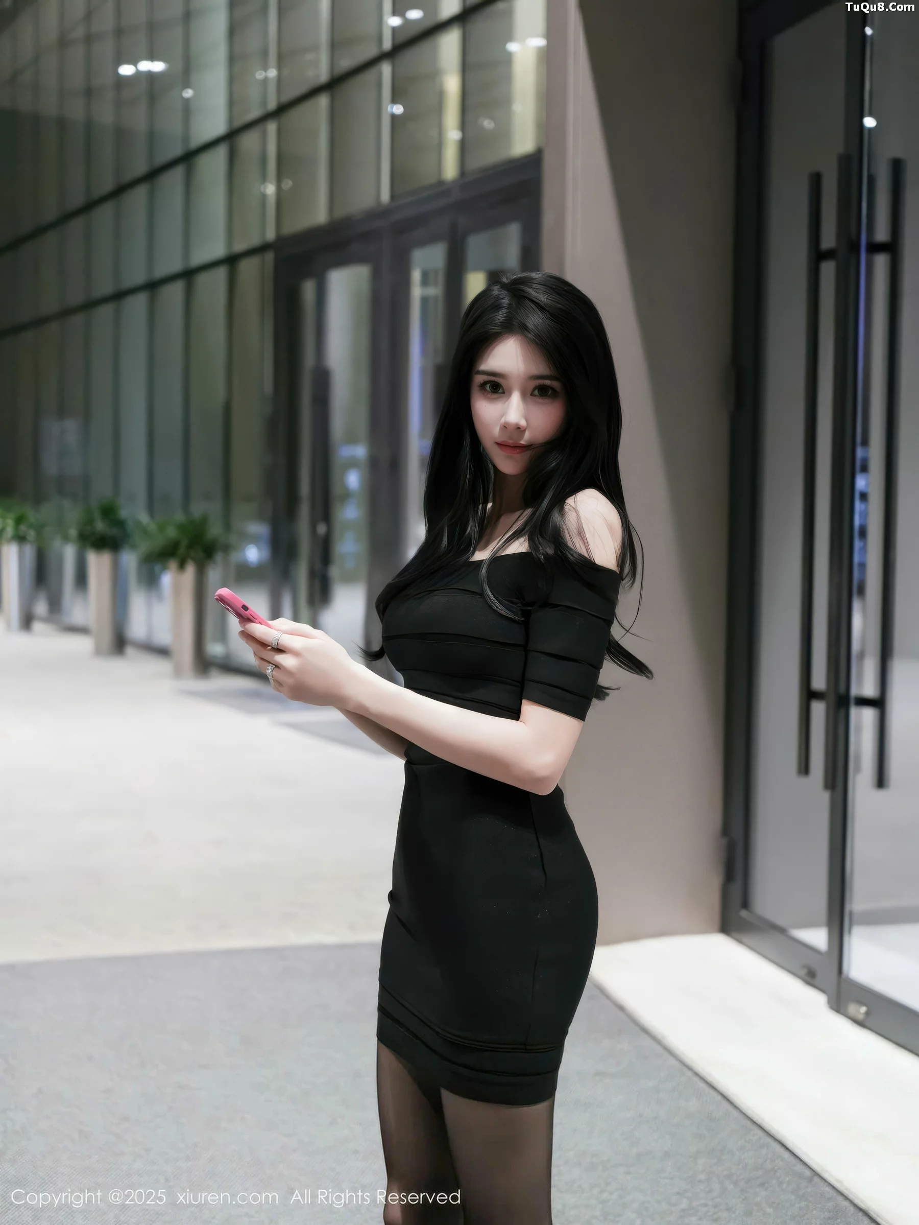   [XiuRen]高清写真图 2025.11.04 No.10942 椰汁糯米姬 修长美腿第2张图片