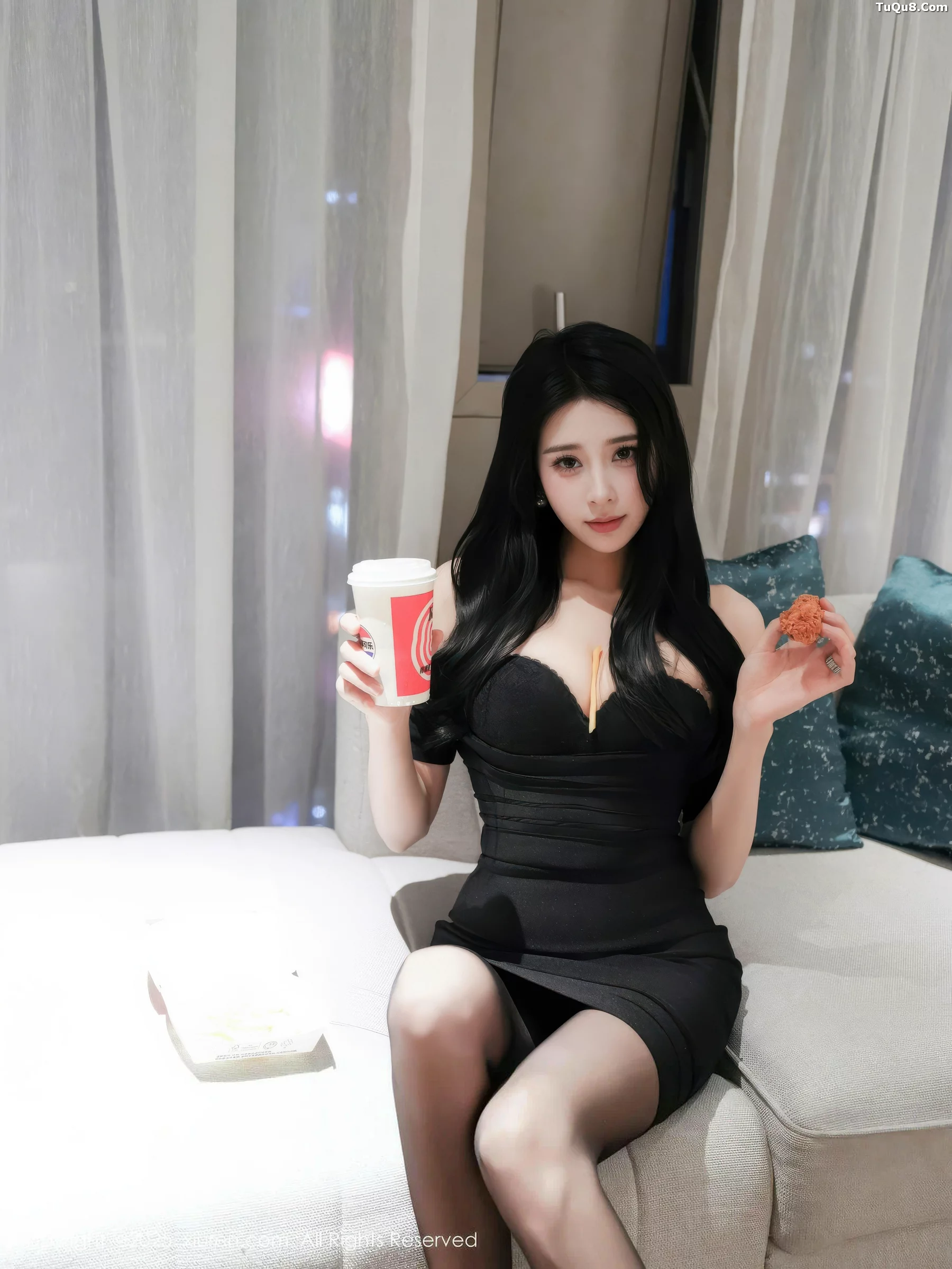   [XiuRen]高清写真图 2025.11.04 No.10942 椰汁糯米姬 修长美腿第13张图片