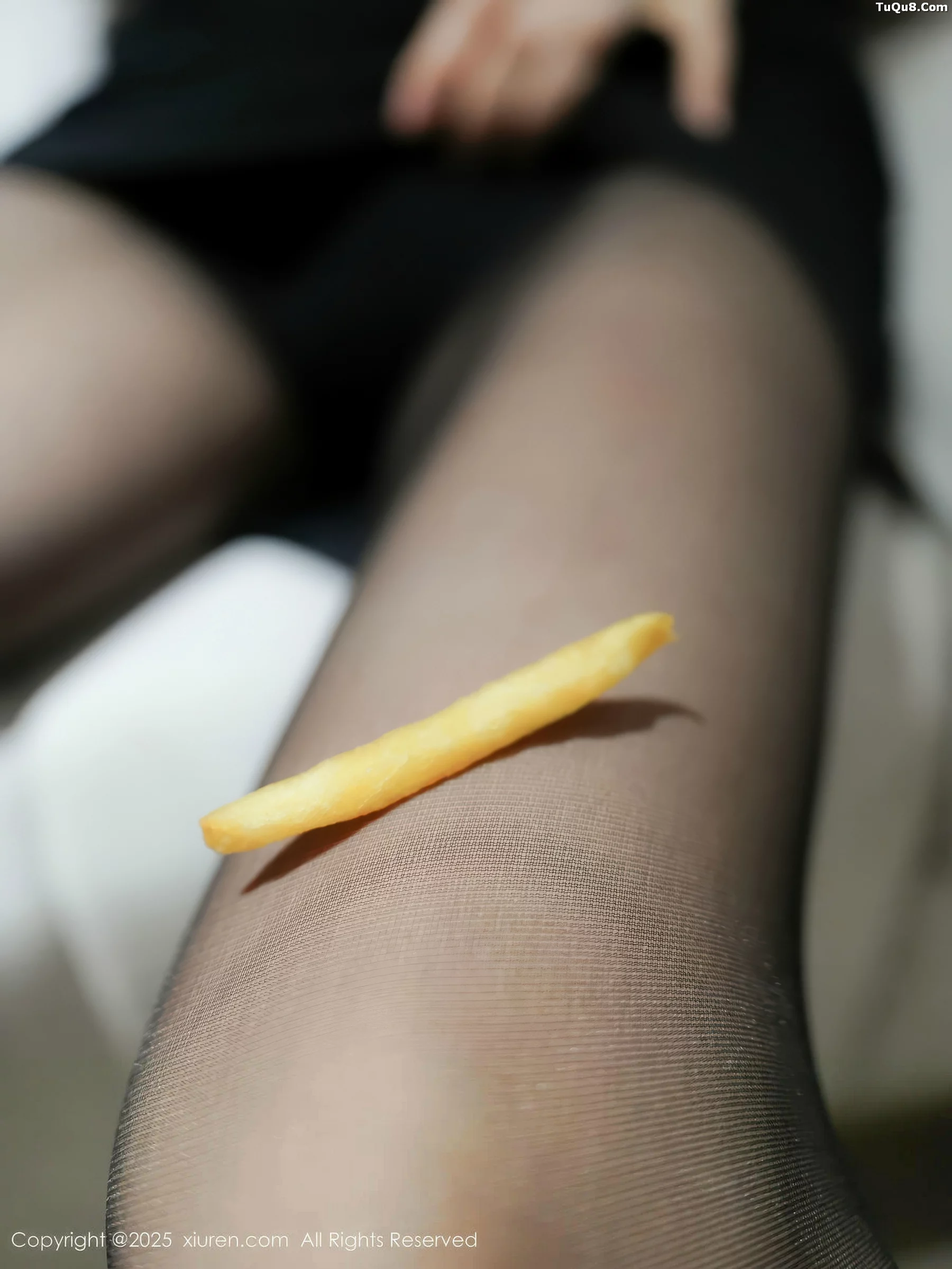   [XiuRen]高清写真图 2025.11.04 No.10942 椰汁糯米姬 修长美腿第14张图片