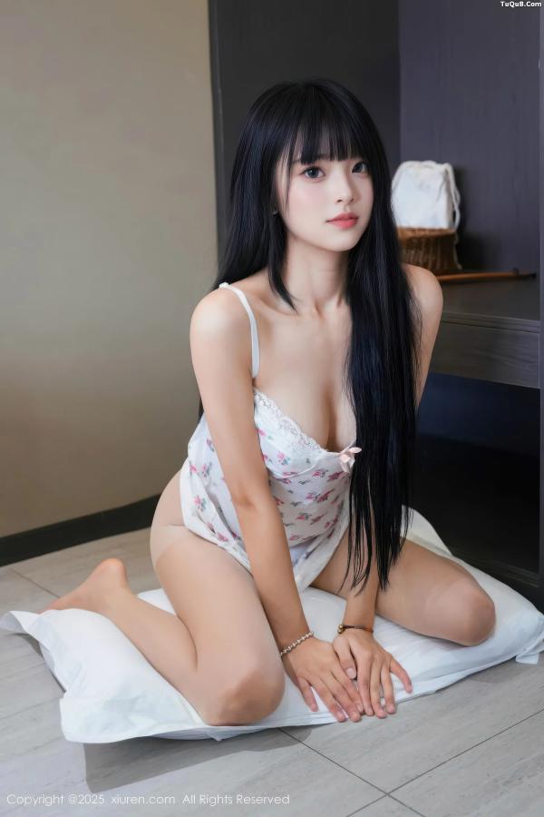   [XiuRen]高清写真图 2025.11.04 No.10944 小九阿 原色丝袜第14张图片