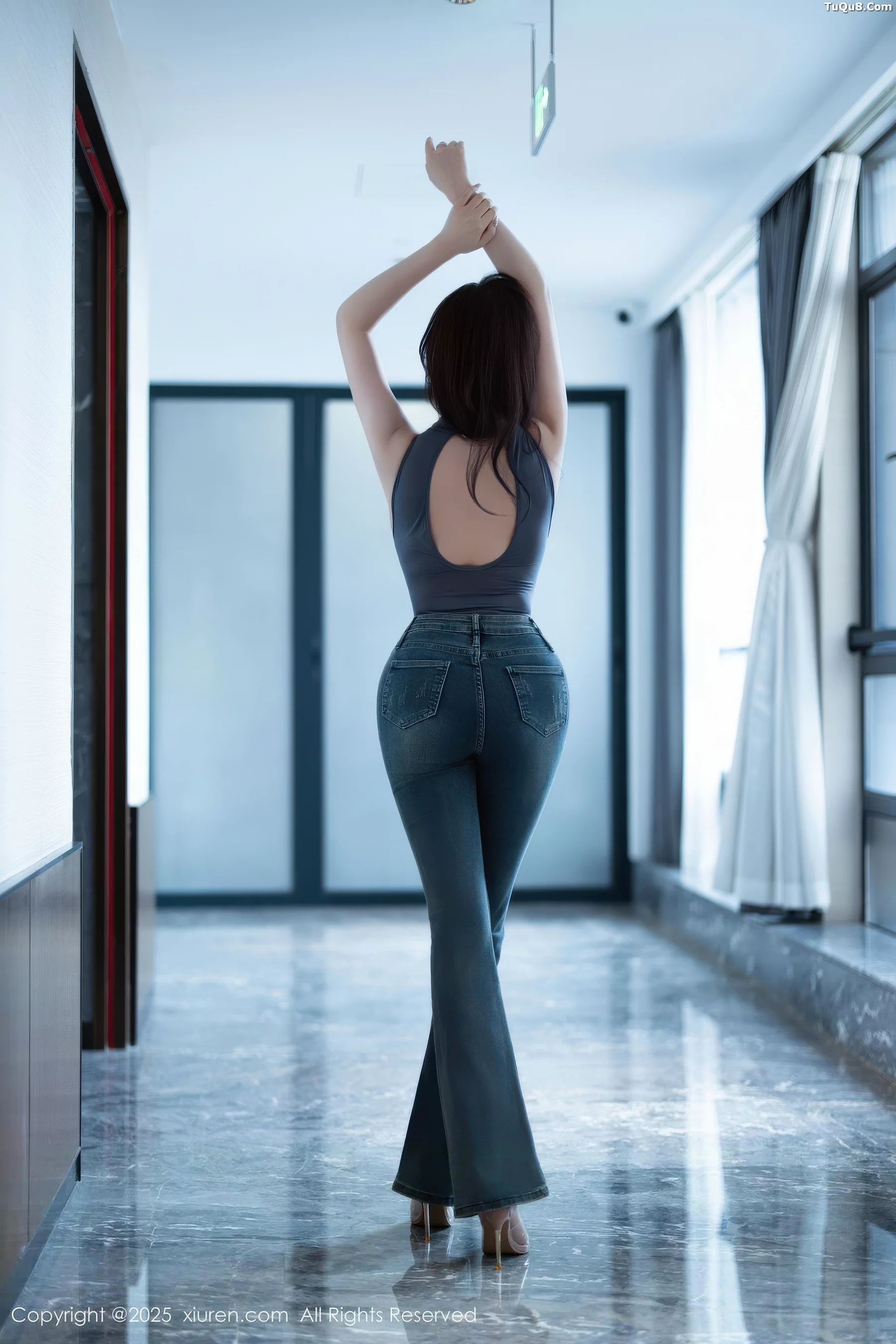   [XiuRen]高清写真图 2025.11.06 No.10952 杏子Yada 丰腴身材第1张图片